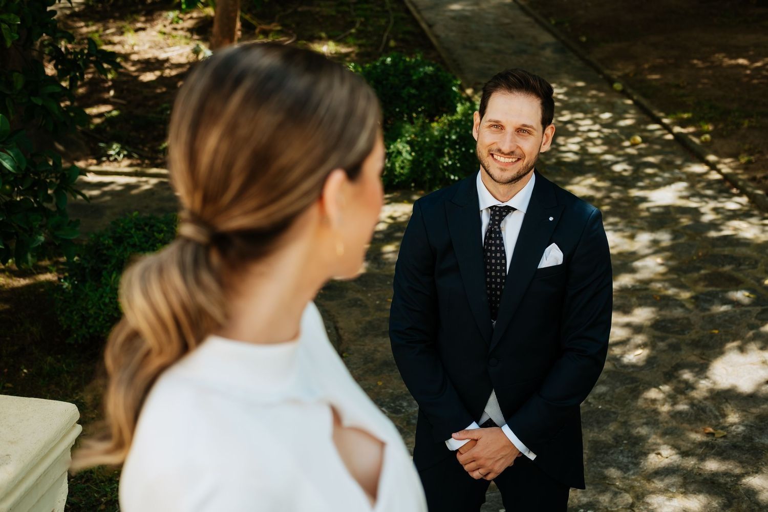 Mirada de emoción del novia hacia Argentina en los exteriores de la Casa Convento de Almoraima