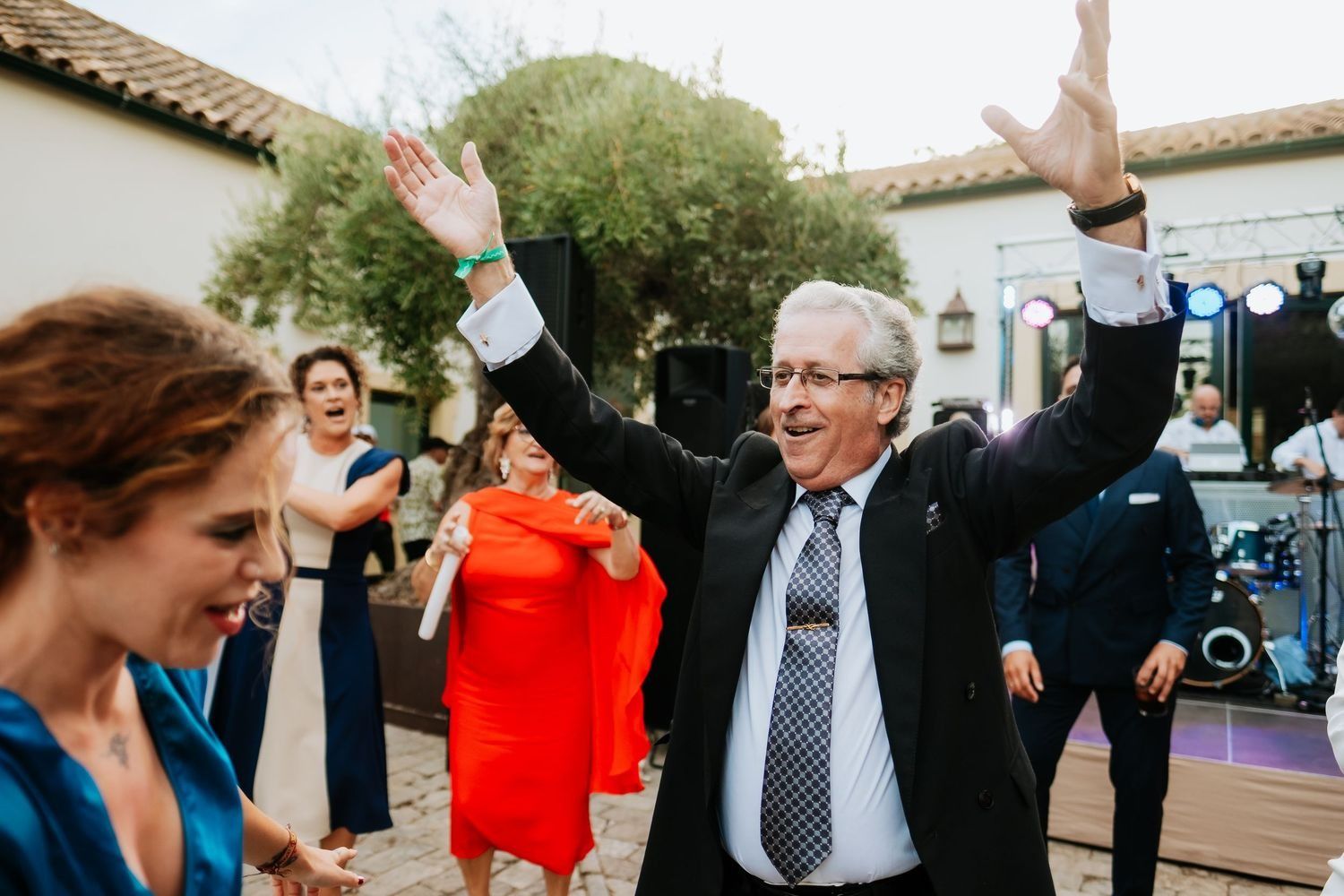 Invitados bailando en la boda