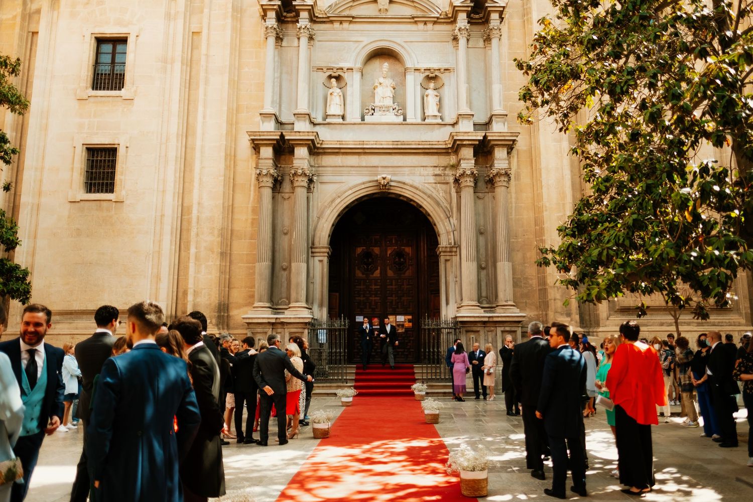 Invitados de boda esperando a los novios en la puerta de la Catedral de Granada