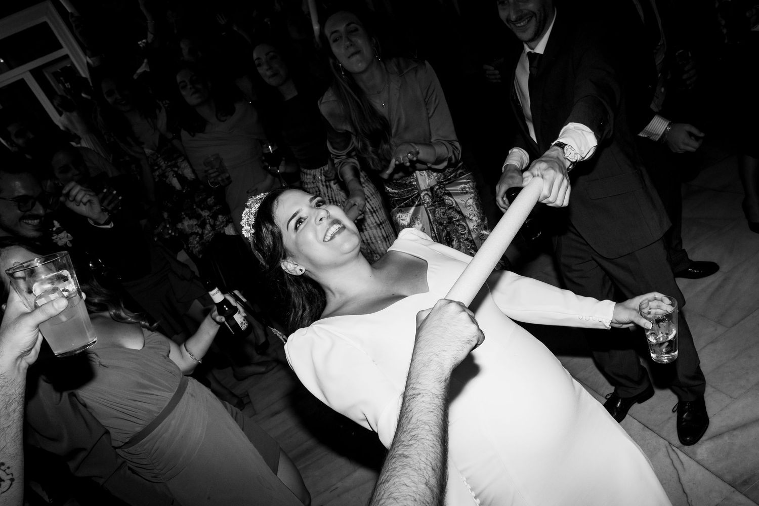 Fiesta de boda divertida con luces de neón y música en directo