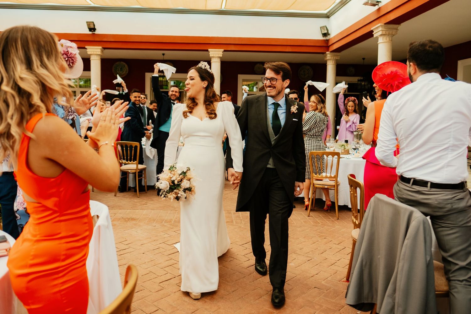 Novios entrando en la celebración y banquete organizado por Catering Abades