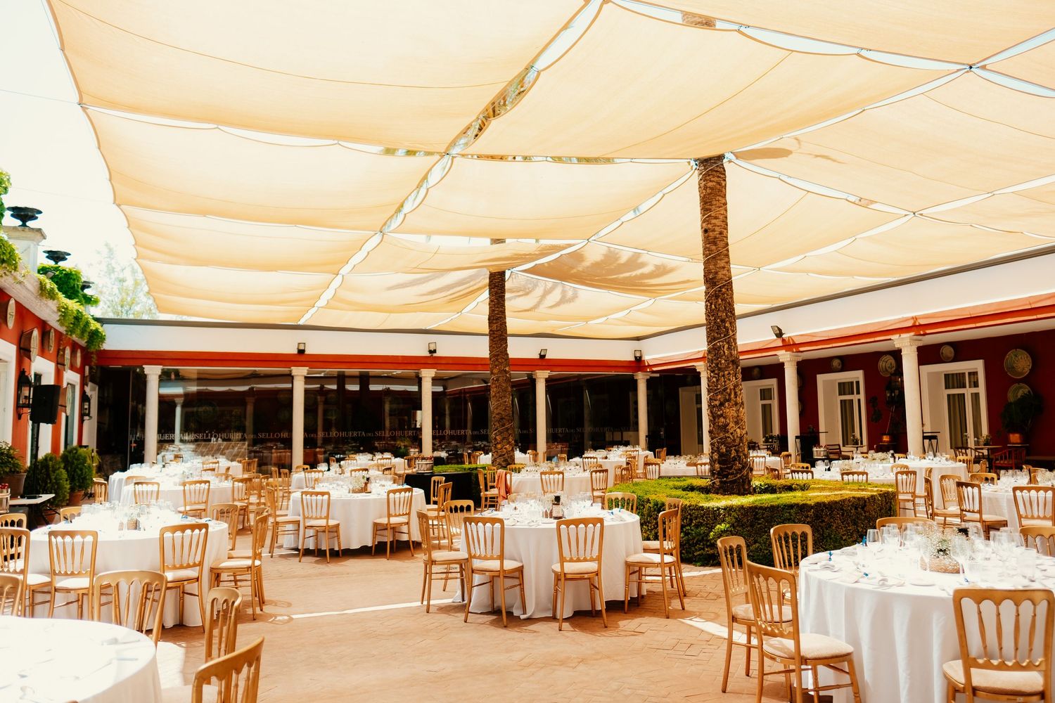 Decoración de mesas y montaje floral porCatering Abades en Granada