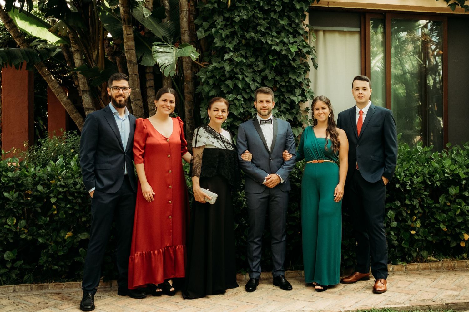 El novio con su familia en los jardines del Hotel 100% Fun