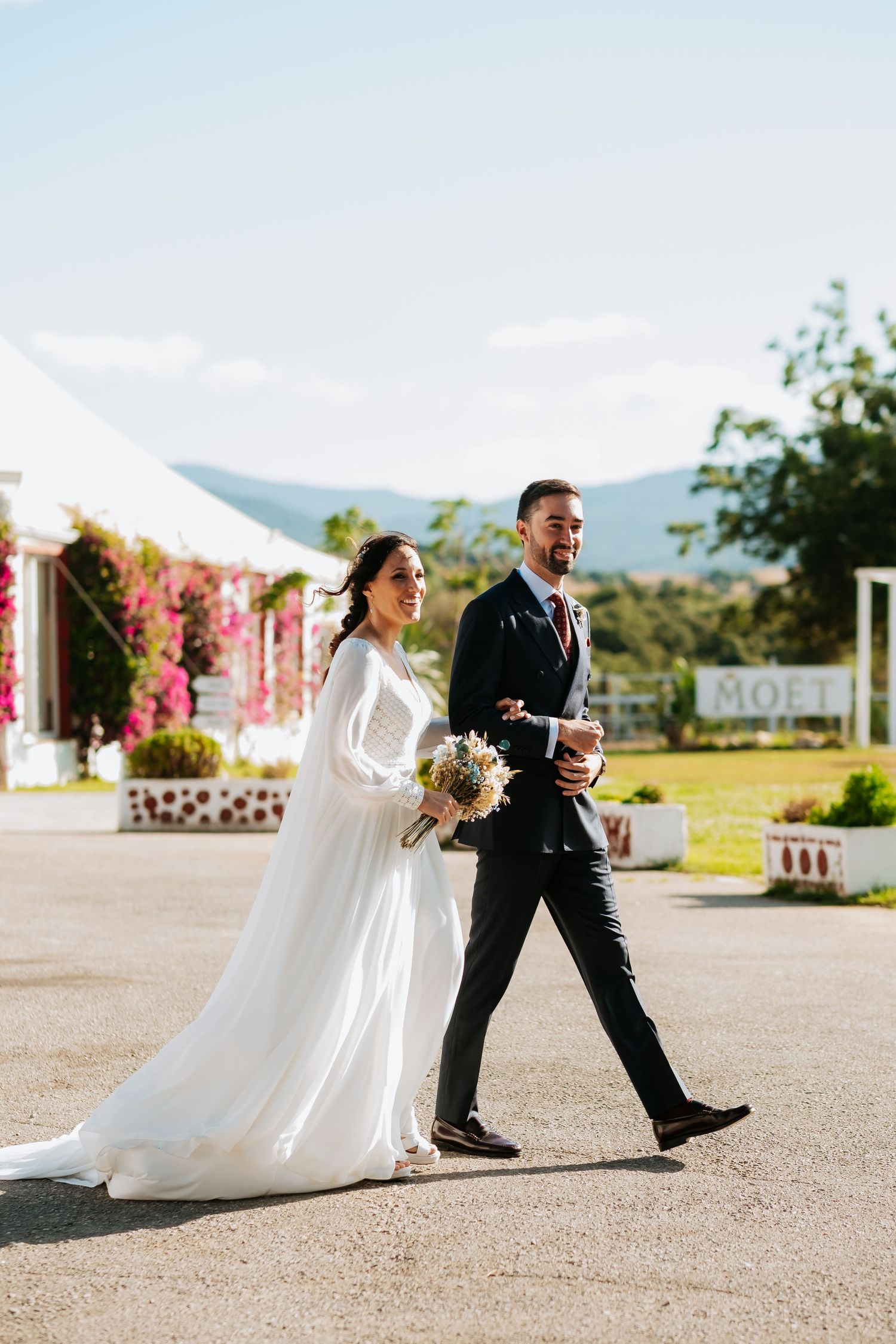 Llegada de la novia Lidia a la ceremonia al aire libre en Soto de Roma Los Barrios