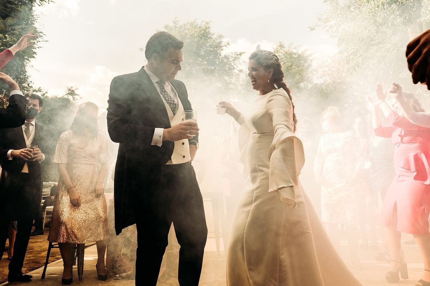 Baile en Hacienda Los Ángeles: María Victoria y Antonio celebrando su amor en Sevilla.