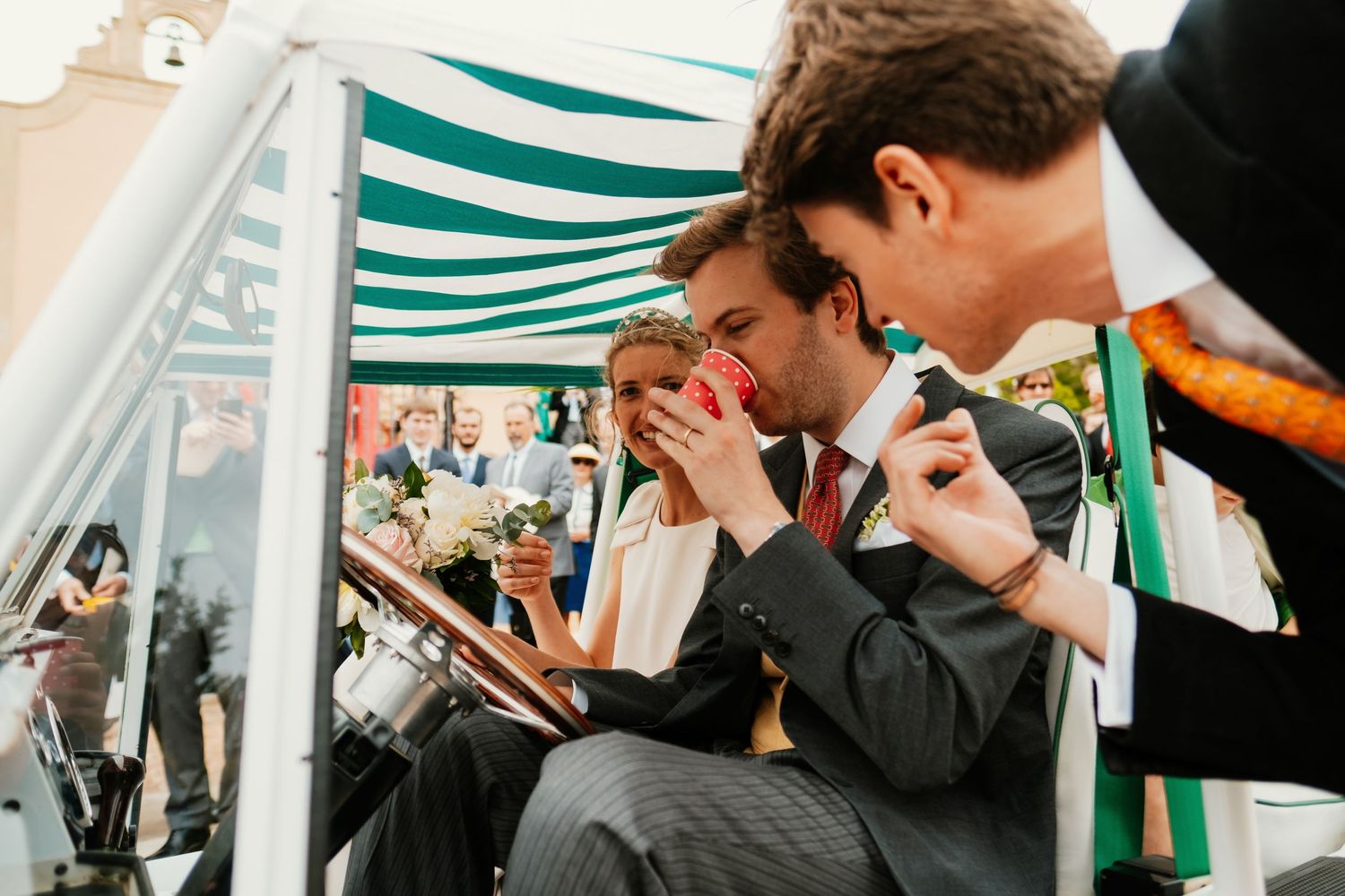 Fotografía de boda con Mini Moke en Sotogrande, un toque divertido y sofisticado