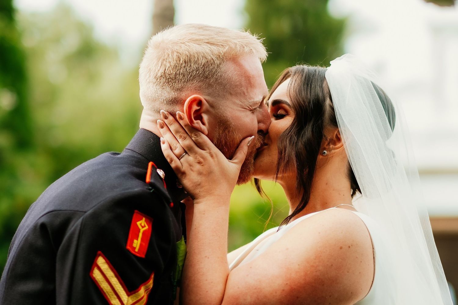 Primer beso de casados de Jade y Jordan bajo los arcos de Finca Monasterio