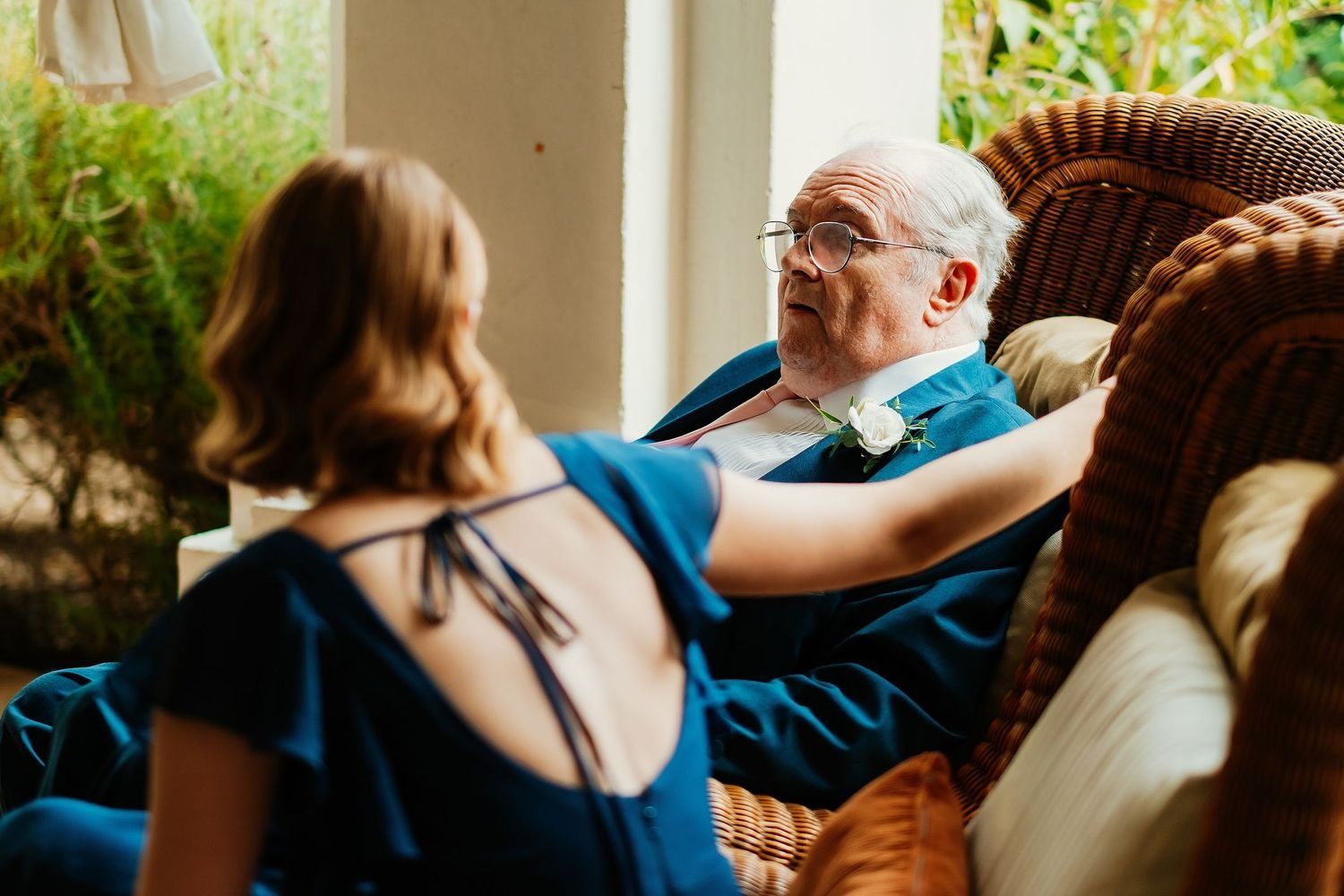 Los invitados realajados en los sillones del jardin de Finca Monasterio