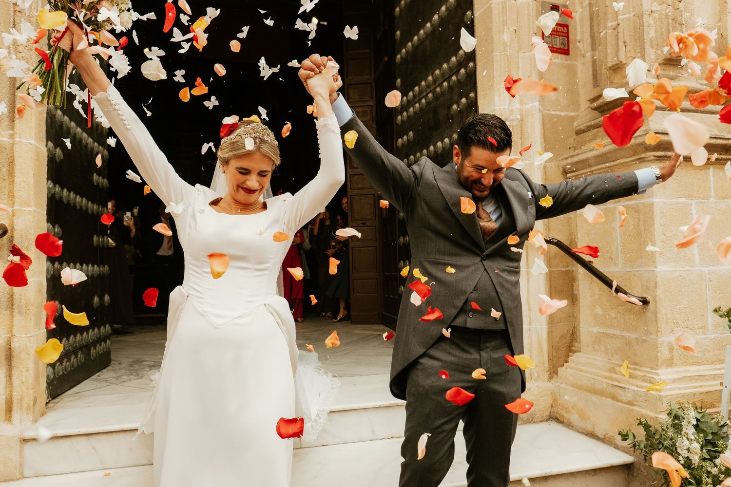 Expresiones espontáneas de felicidad de los novios cruzando la nube de pétalos en el Carmen, Roberto Pecino Fotógrafo