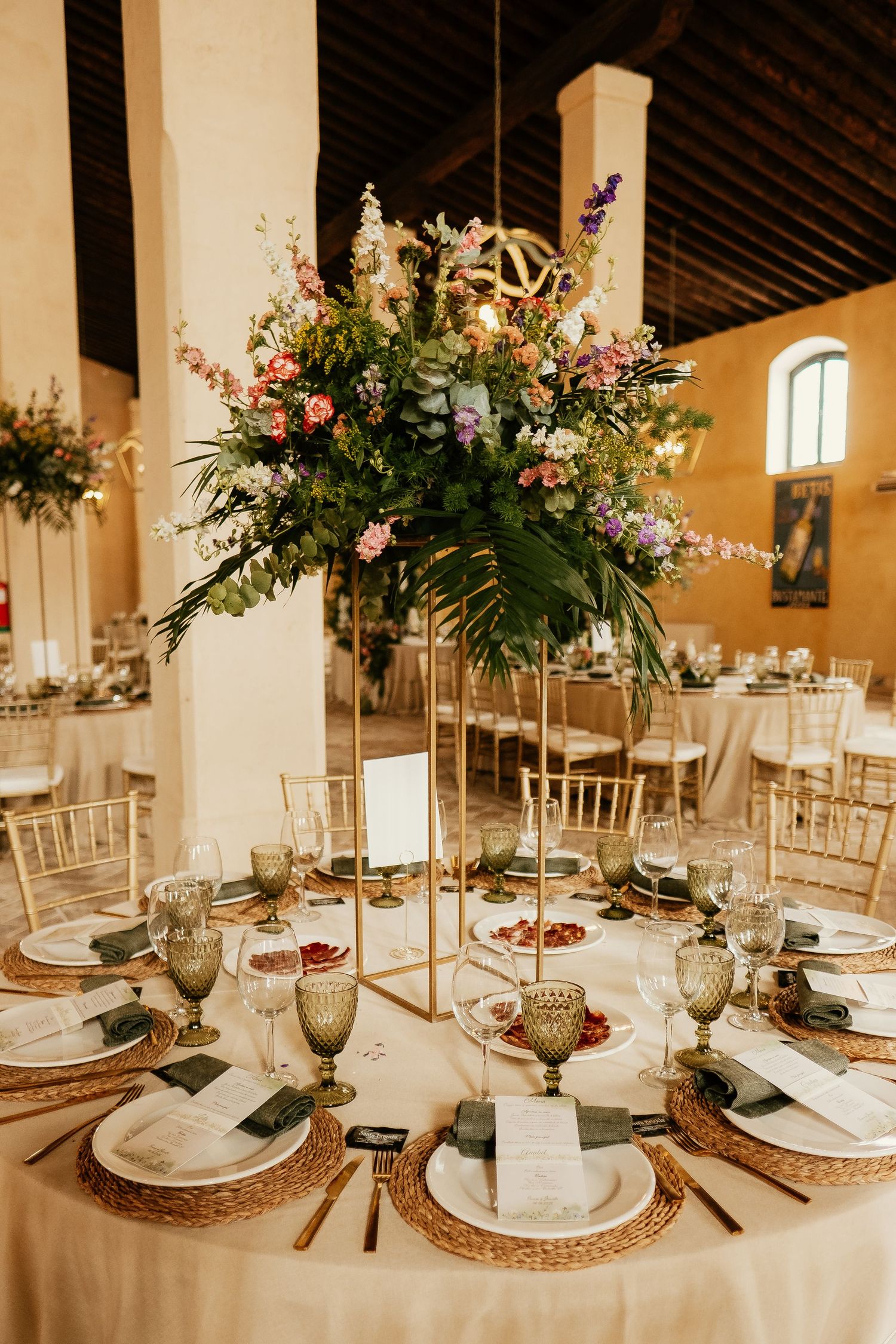Centros de mesa de Pasión por las Flores en el banquete de Bodega Sánchez Romate Jerez, Inma y Juanfri, Roberto Pecino