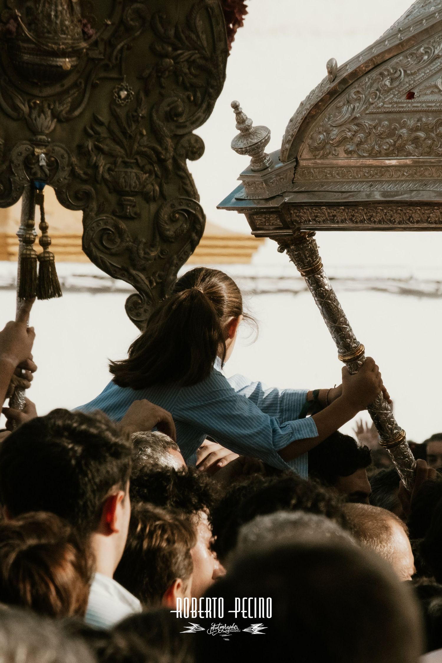 Reportaje de autor Romería del Rocío 2026, niña agarrada a un varal del paso, enfoque en fotografía de tradiciones, Roberto Pecino