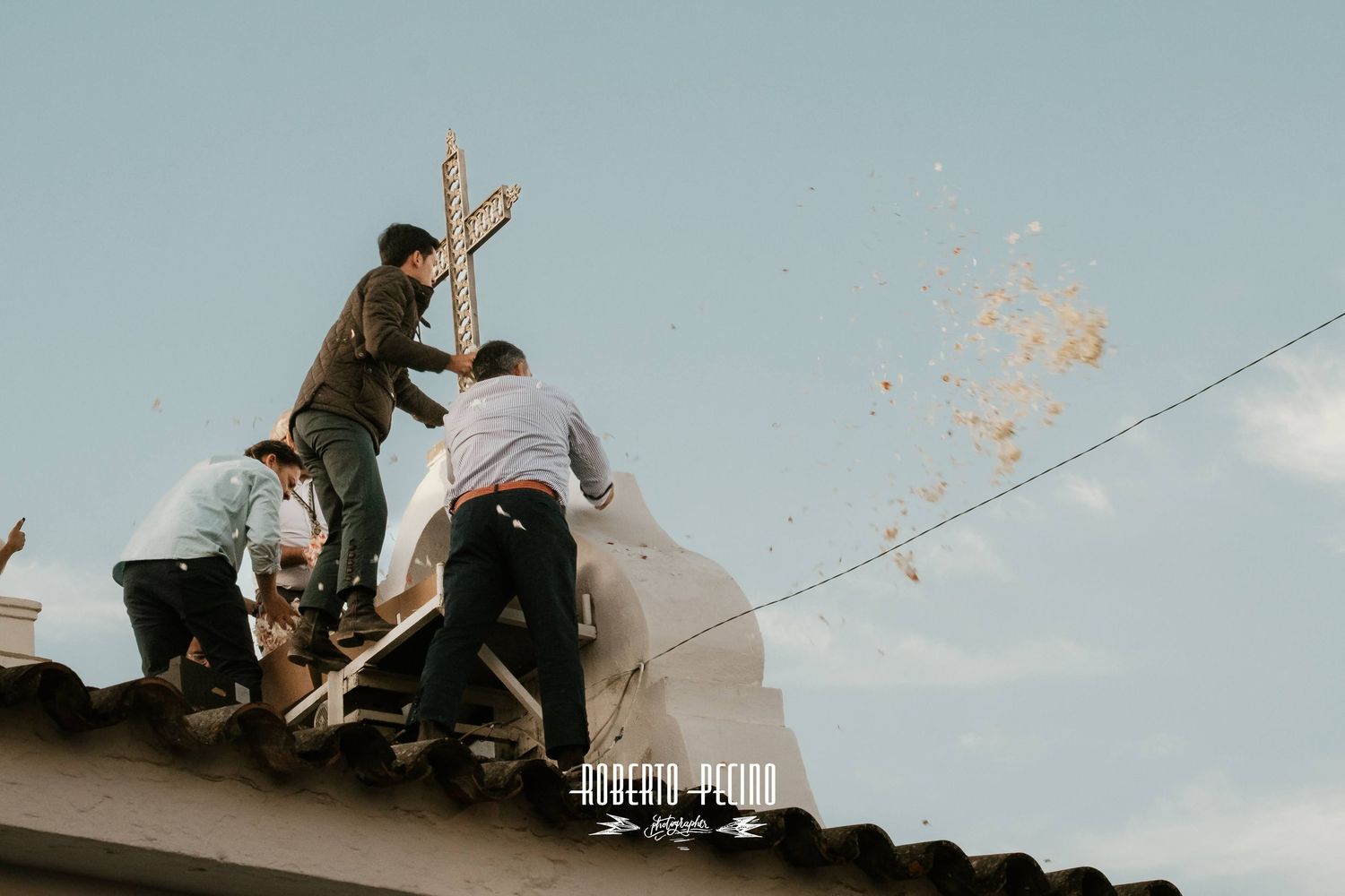 Fotografía documental procesión Rocío 2026, petalada desde el campananarario de la Hermandad de Huelva, Roberto Pecino Fotógrafo