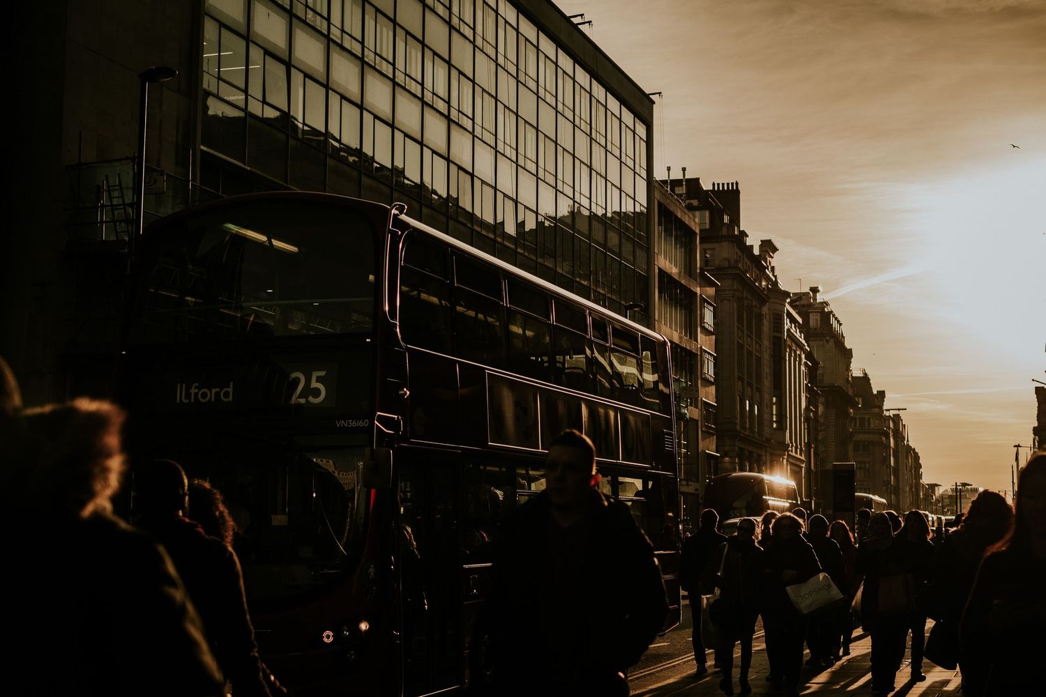 Fotografía documental y estética editorial, atardecer en Oxford Street, Londres, Roberto Pecino Fotógrafo