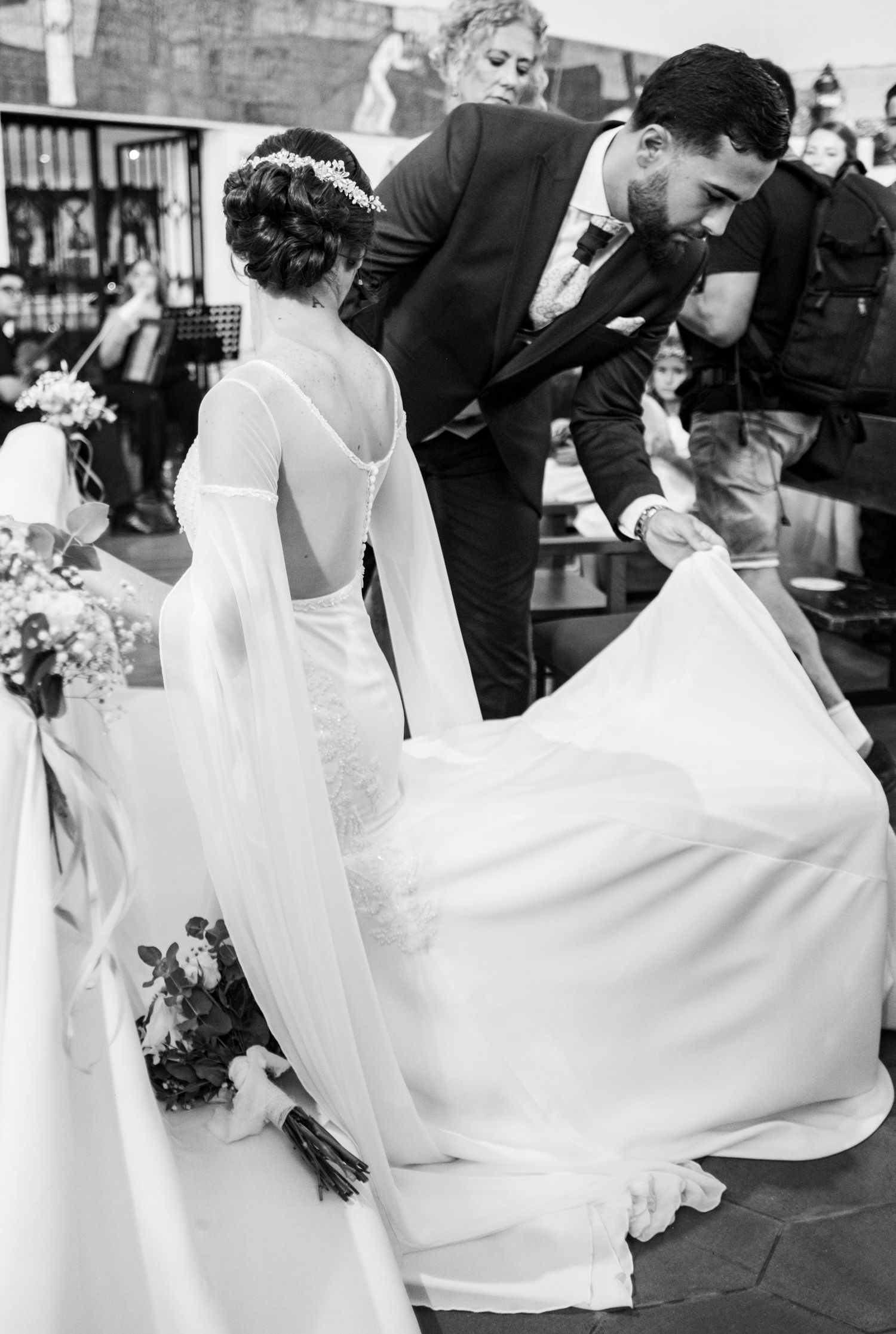 Detalle del novio con el vestido de la novia, ceremonia religiosa en Castellar de la Frontera