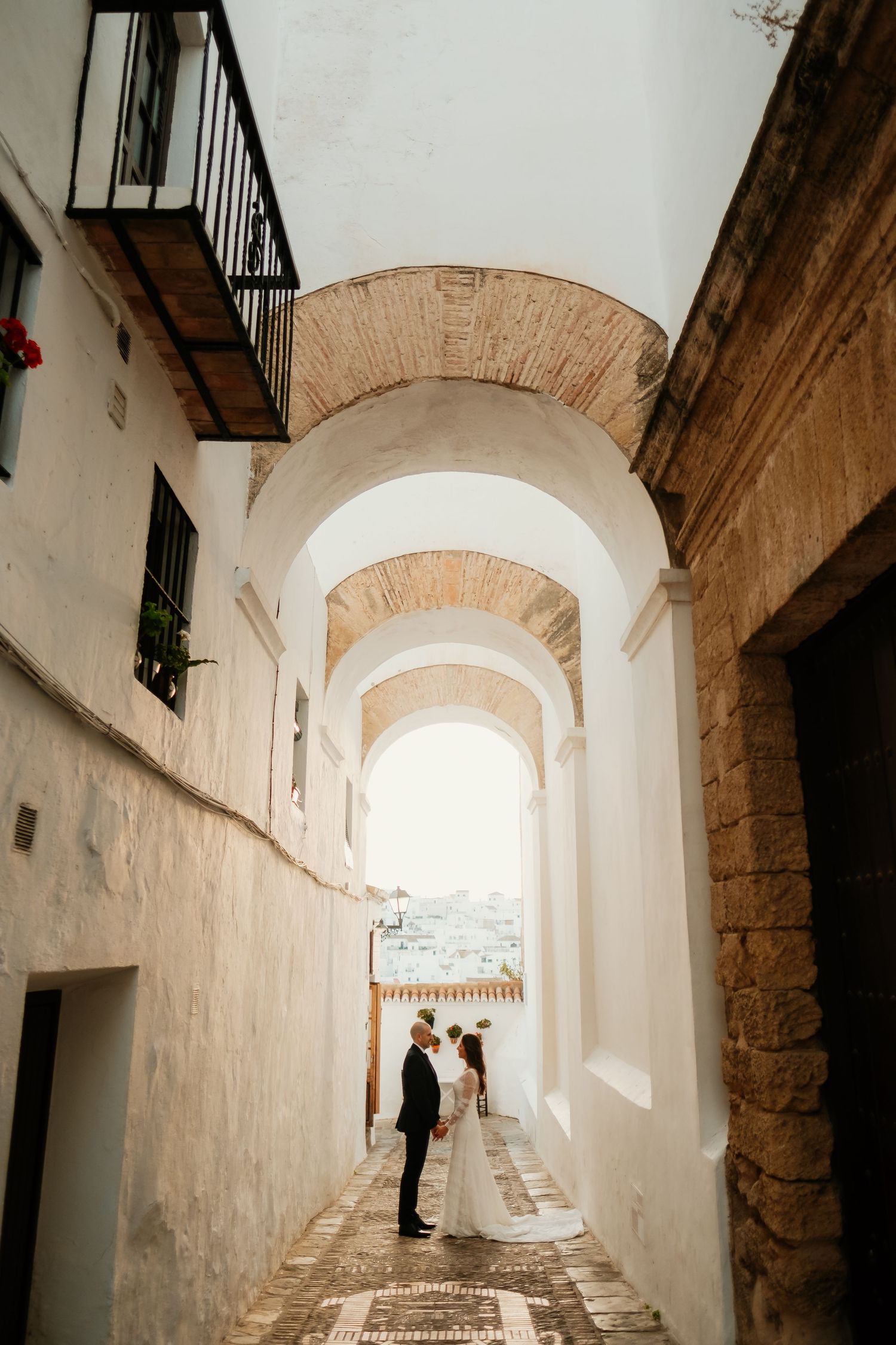 Postboda en los arcos de la calle Cobaneros en Vejer de la Frontera