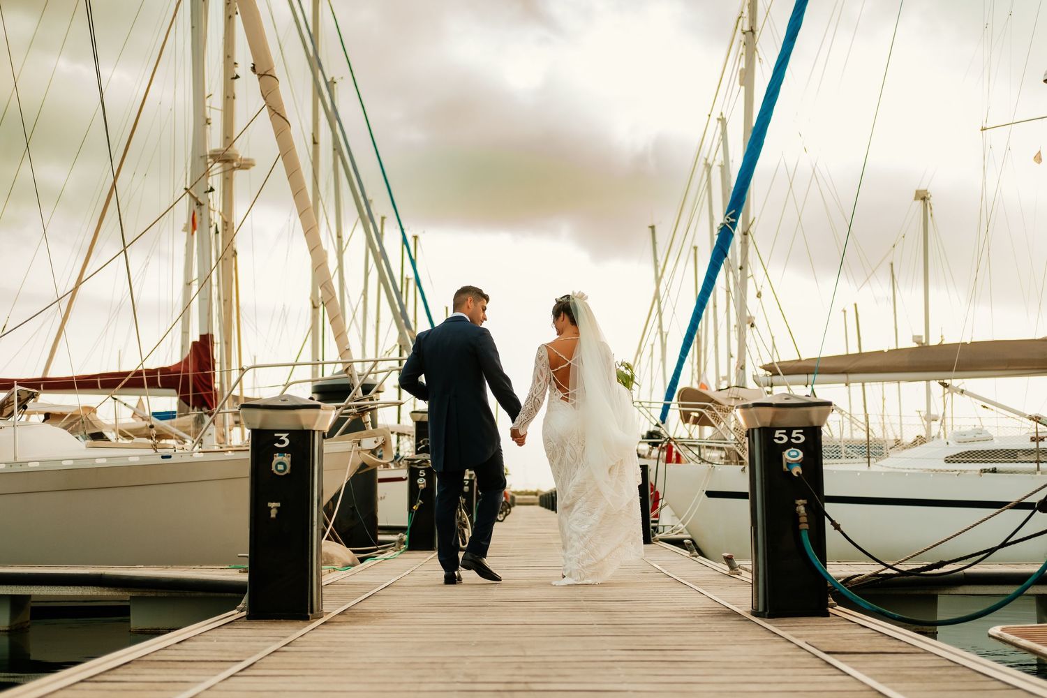 Novios paseando por la Marina de Alcaidesa al atardecer