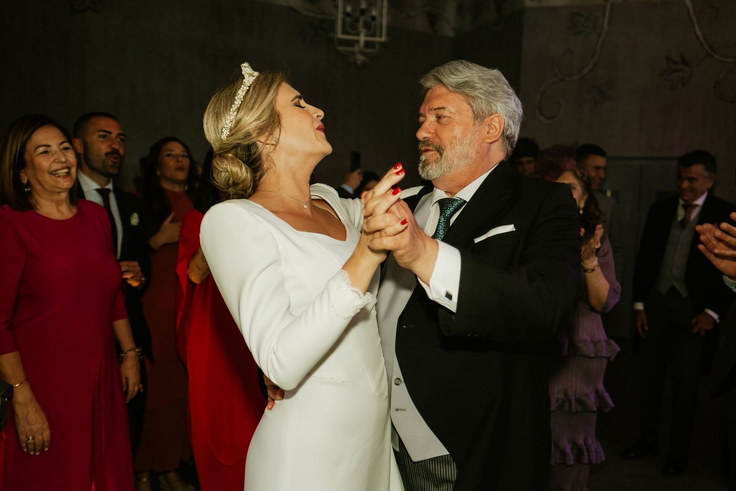Fotografía documental de boda en Jerez, abrazo emotivo de la novia con su padre en la pista, Inma y Juanfri, Roberto Pecino