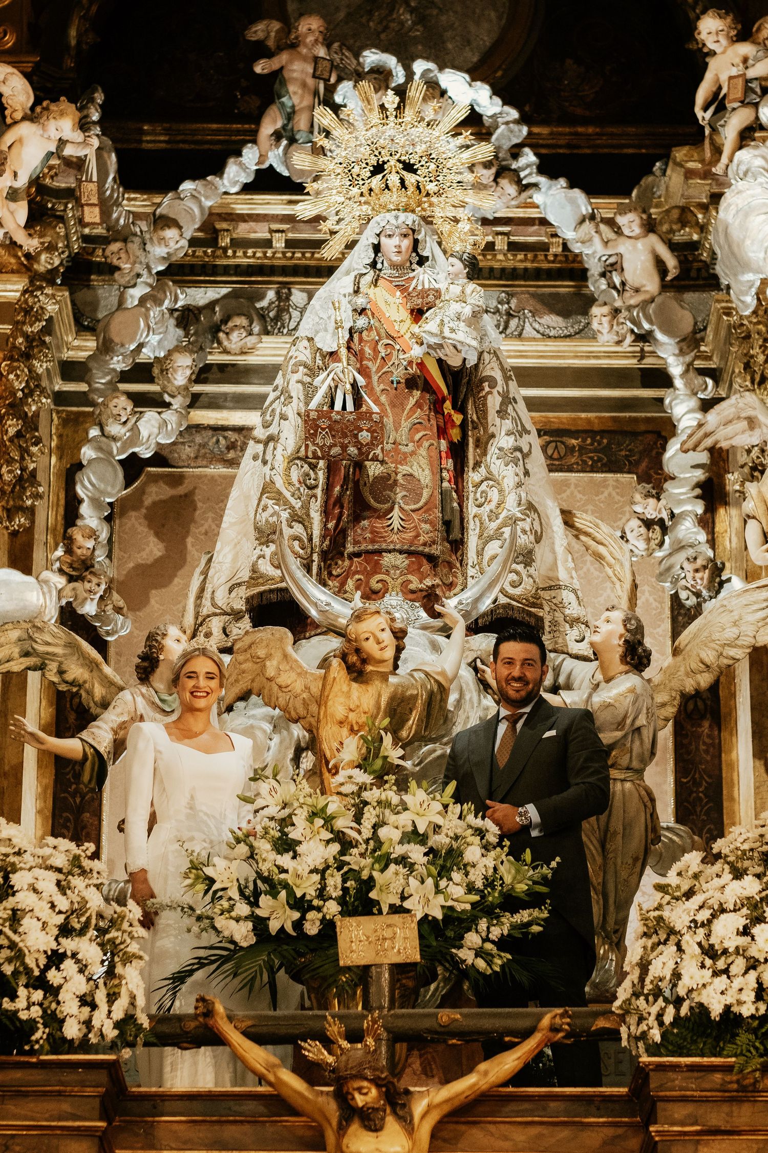 Los novios posando en el altar mayor, boda en la Basílica del Carmen, Roberto Pecino