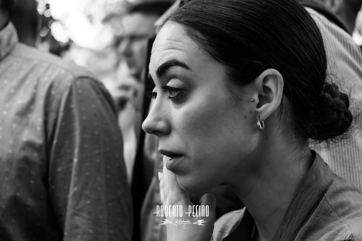 Instantánea documental procesión Rocío 2026, llantos de emocion en blanco y negro, fotografía de tradiciones andaluzas, Roberto Pecino