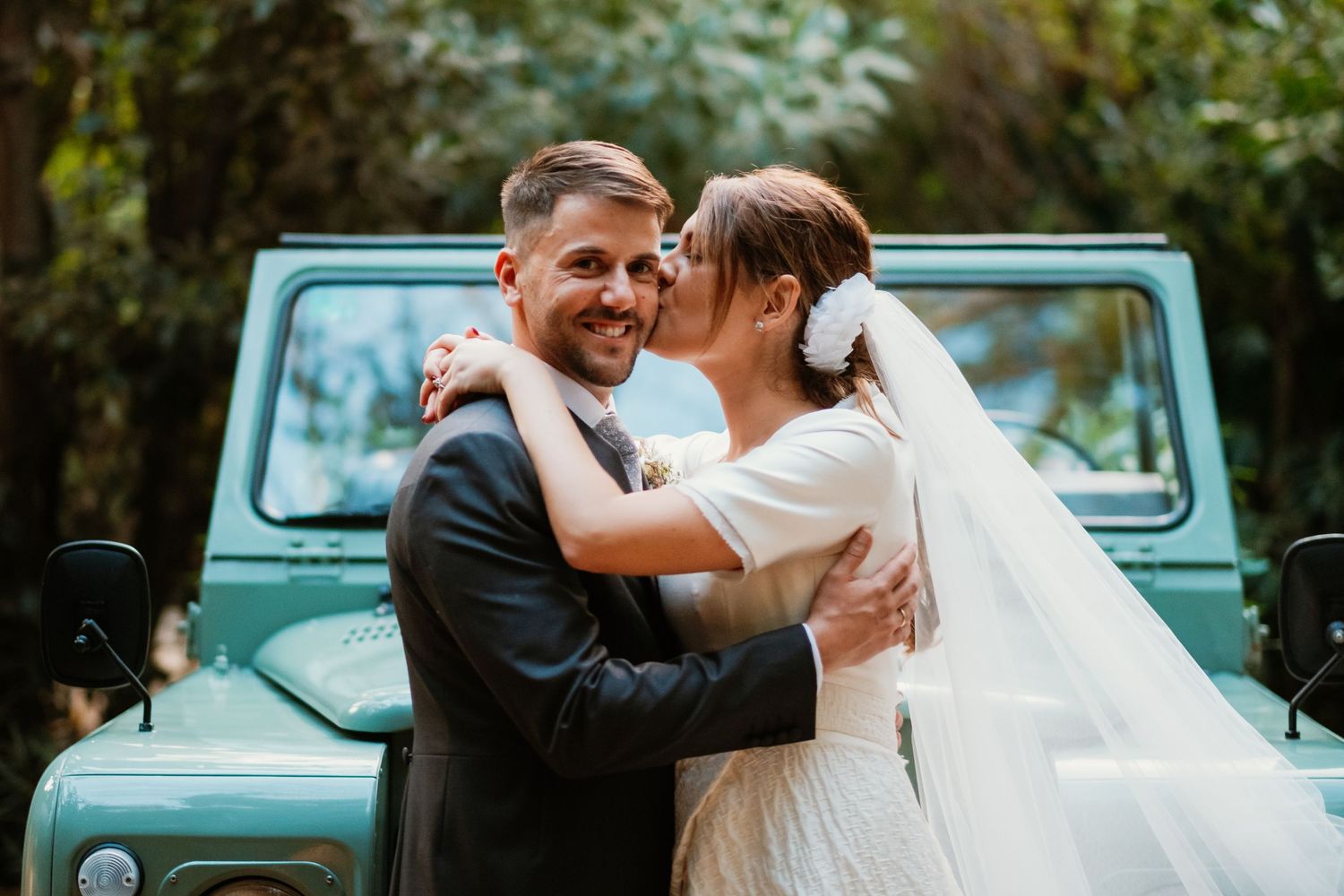 Pareja de reicén casados posando con su Land Rover histórico en Jimena de la Frontera