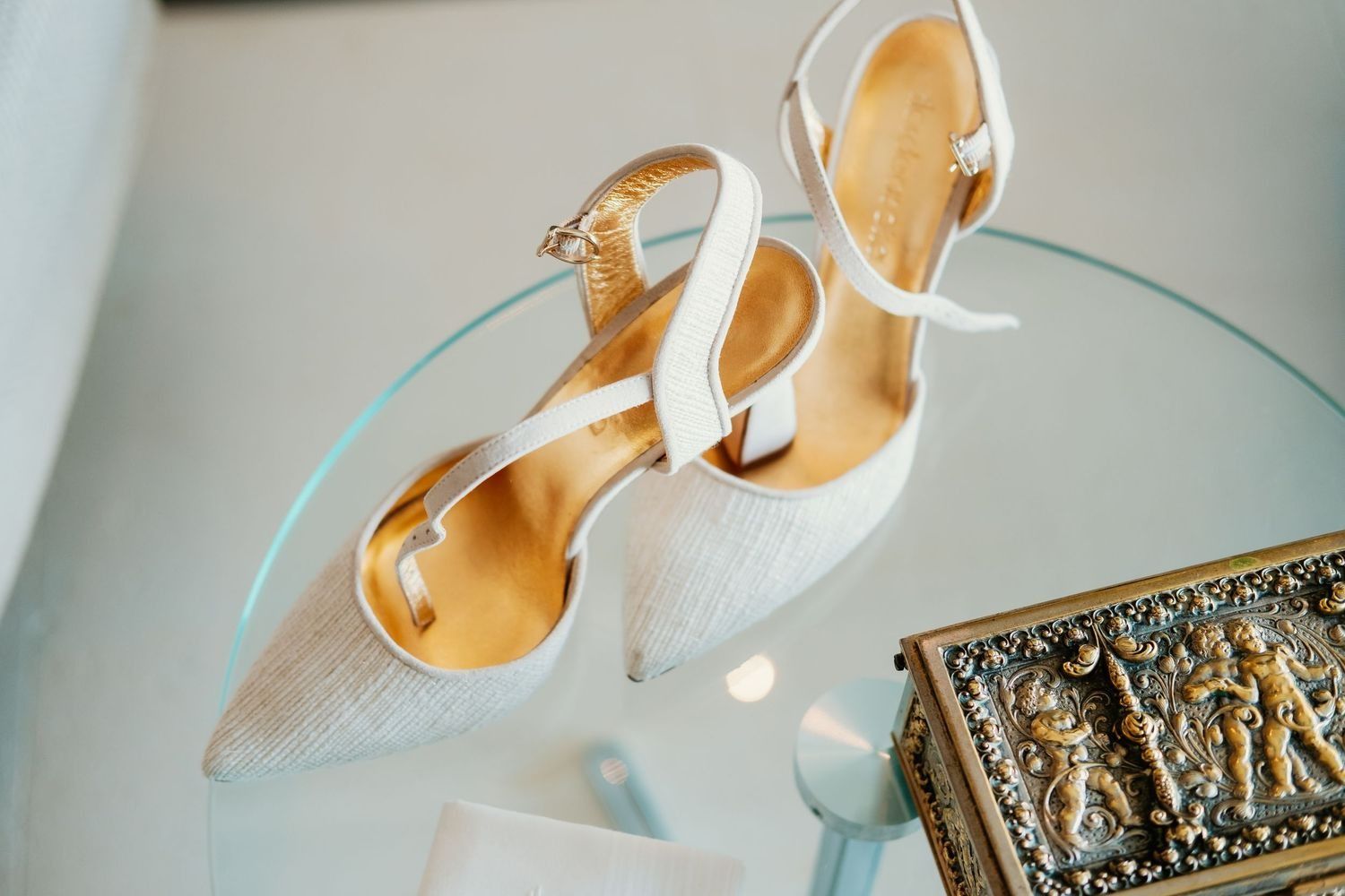 Zapatos de novia sobre mesa hotel Parador Atlantico