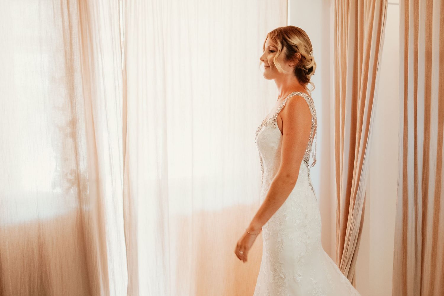 Jade con su vestido de novia en una de las habitaciones de la Hacienda