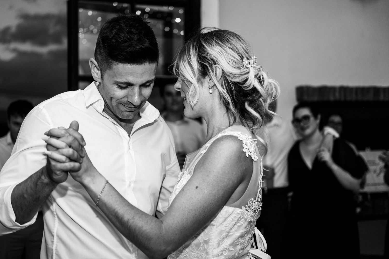 Fotografía de fiesta de boda: momentos espontáneos y diversión sin posados en la barra libre