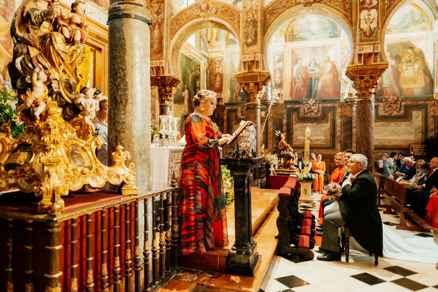 Testigo de boda leyendo en el altar de la Mezquita de Córdoba, ceremonia religiosa solemne con iluminación natural