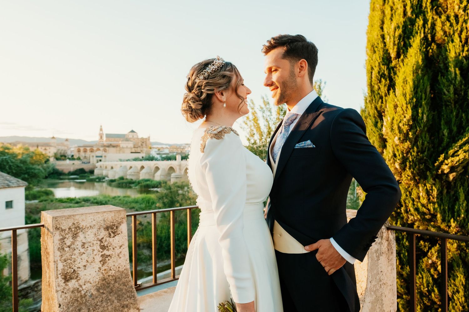 Fotografía artística de boda en las calles de Córdoba, estilo documental y elegante, Fotógrafo de boda en Córdoba