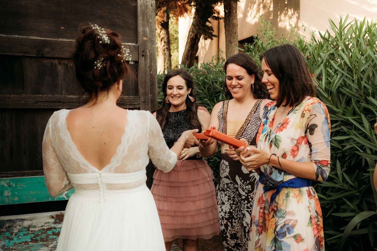 Novia haciendo entrega de regalos a sus invitadas en Tarifa