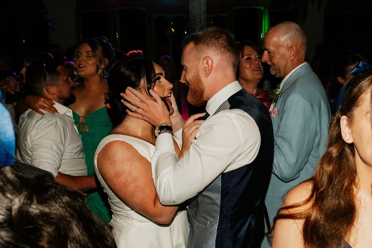 Primer baile de Jade y Jordan como casados bajo los focos de la fiesta