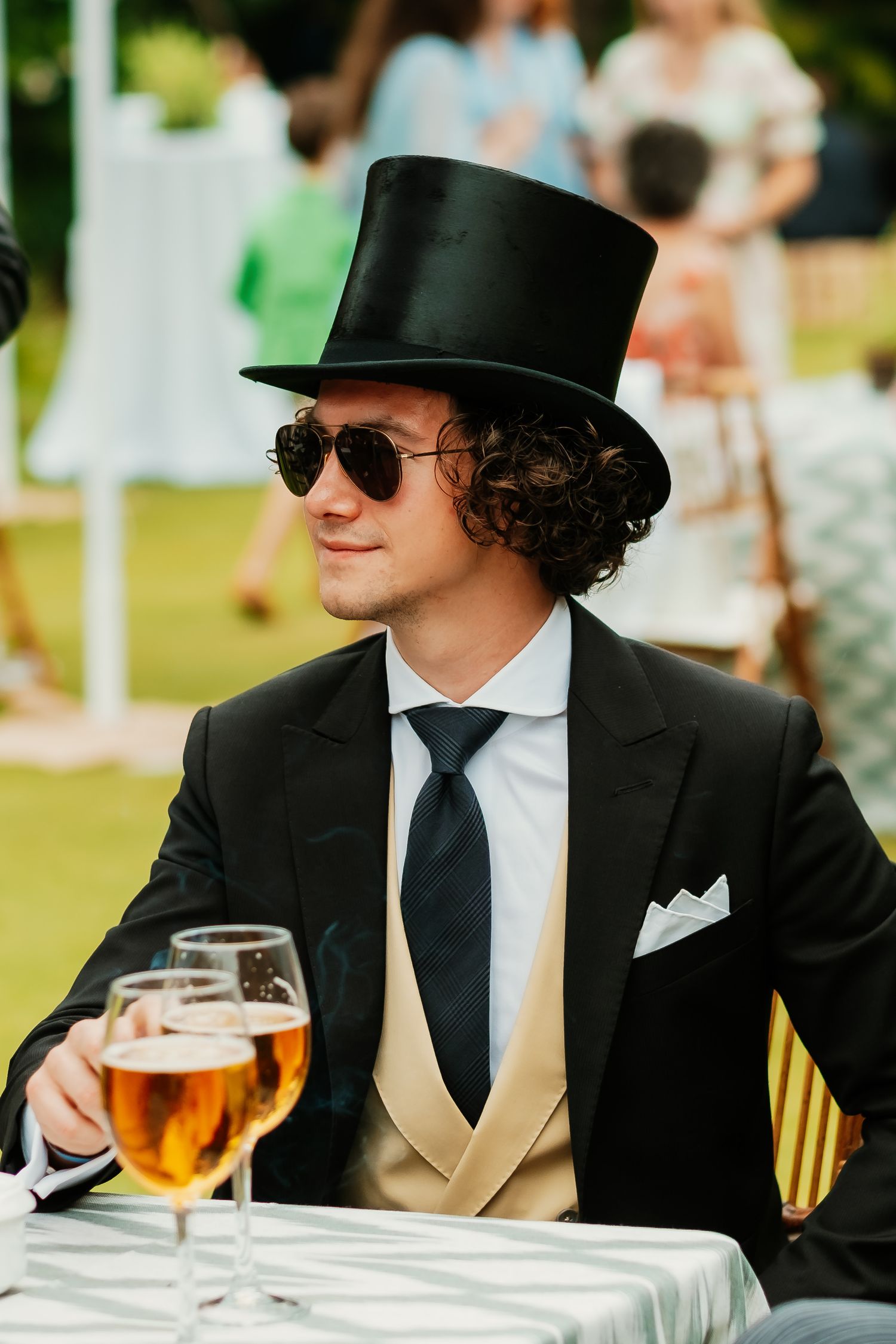 Invitado con outfit de lujo en Sotogrande