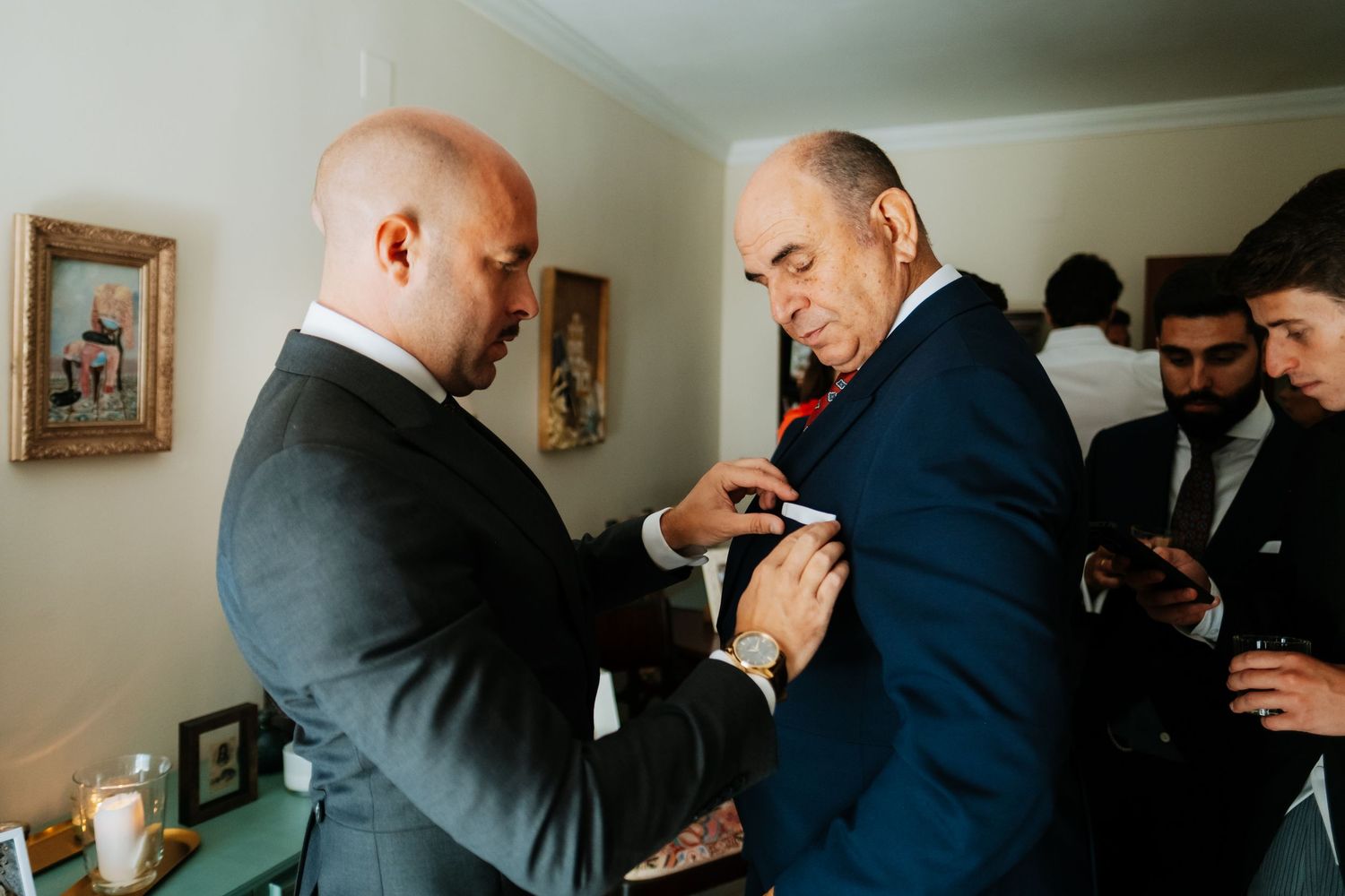 Abel con su padre preparándose para su boda antes de salir hacia La Línea