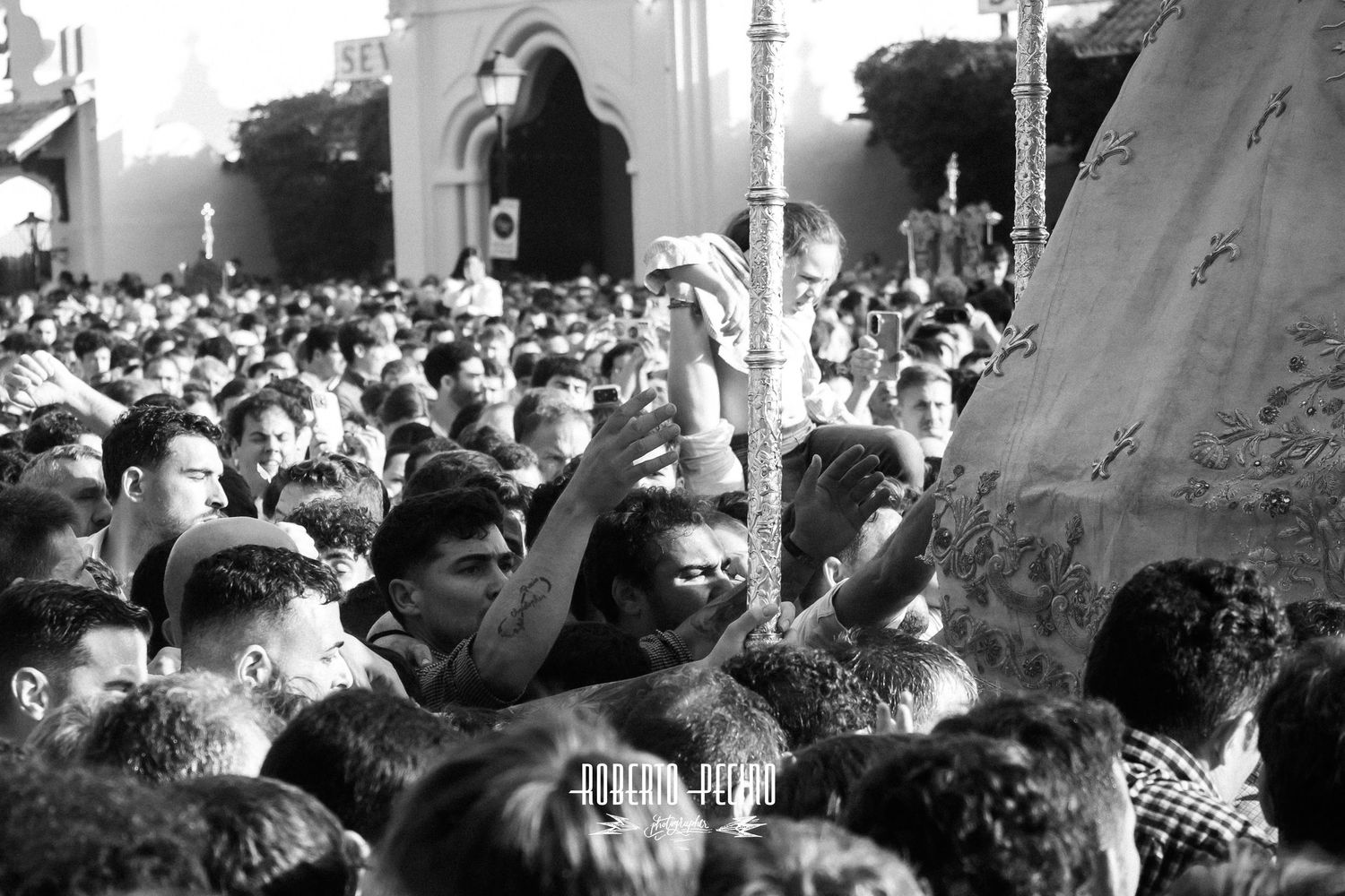 Fotografía documental procesión Rocío 2026, El Rocío, Huelva, momentos únicos en blanco y negro Roberto Pecino Fotógrafo.