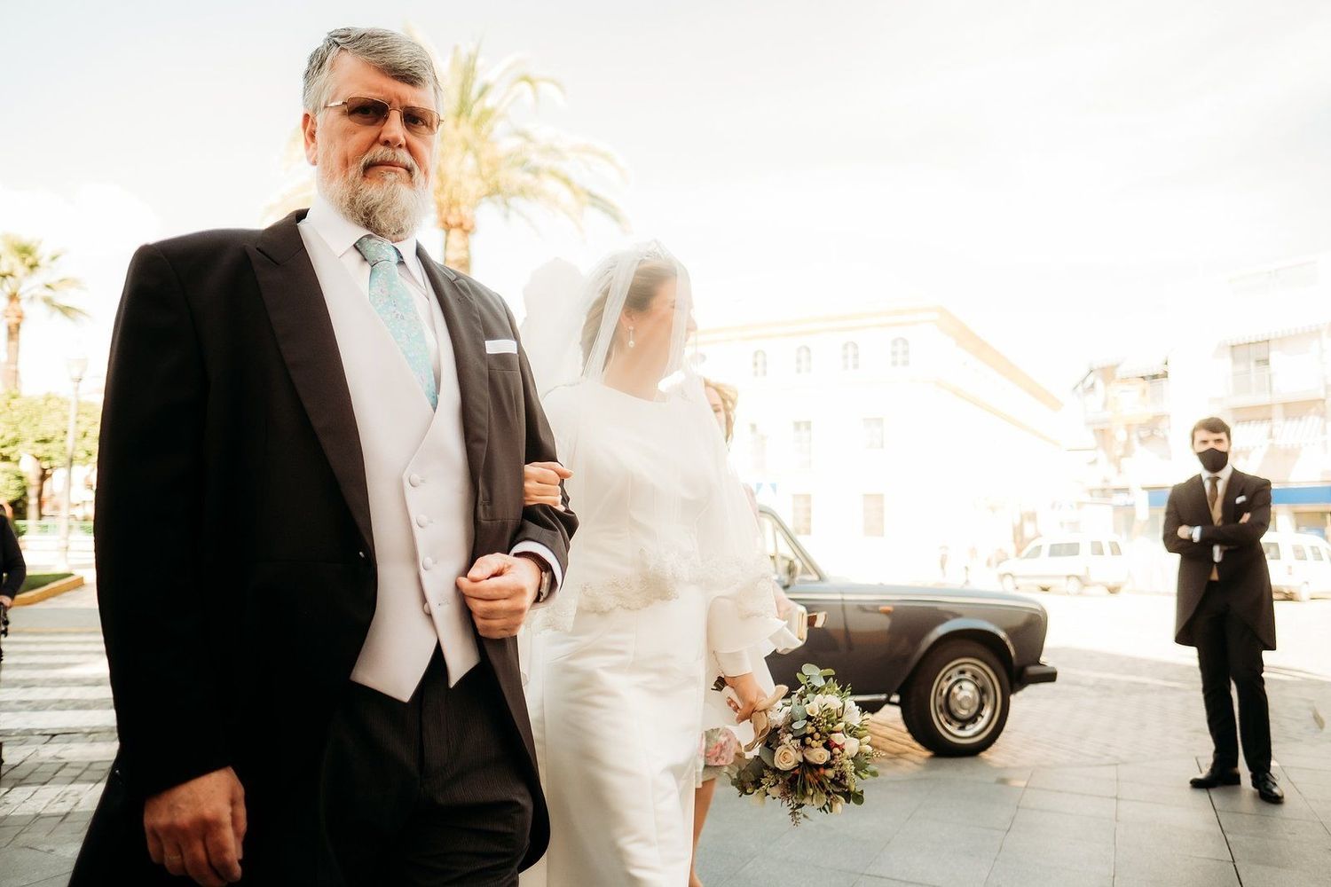 Emotivo momento entre la novia María Victoria y su padre antes de la ceremonia.