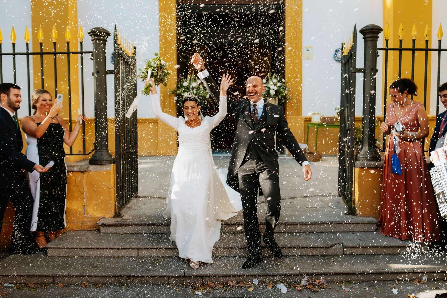 Salida triunfal de los novios con lluvia de arroz en La Línea