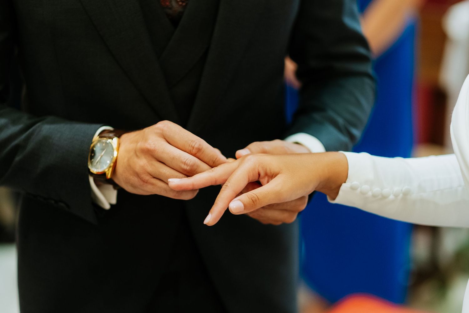 Intercambio de anillos y arras en boda religiosa en Cádiz