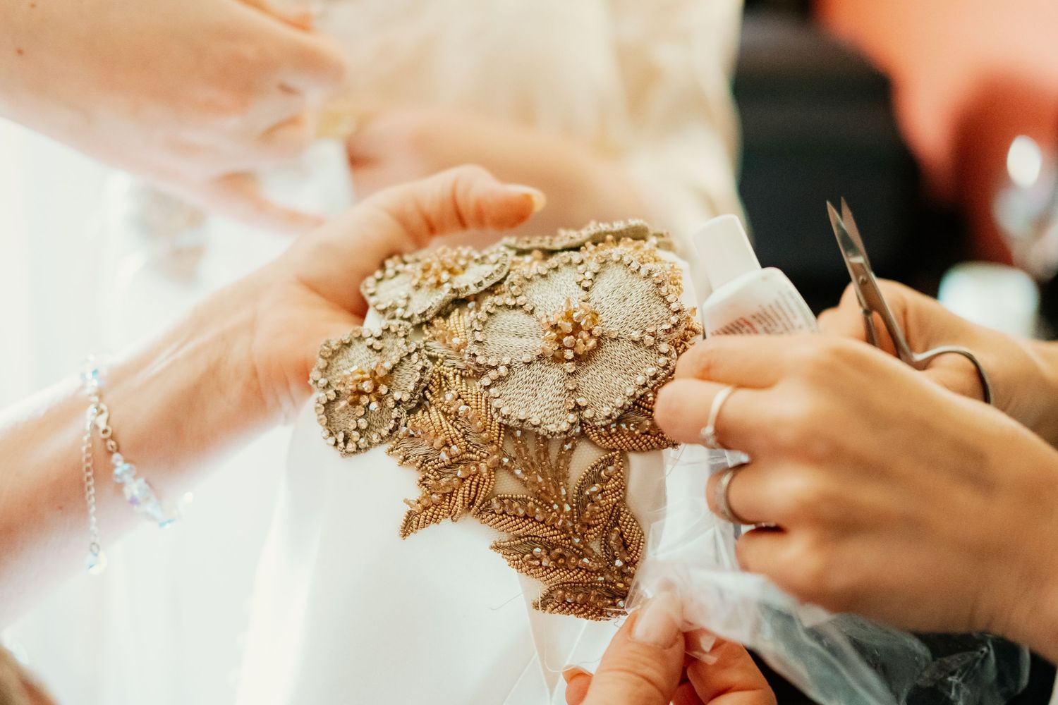 Vestido de novia de alta costura de Franc Sarabia, detalle del brocado en hotel en Córdoba, fotografía de preparativos elegante