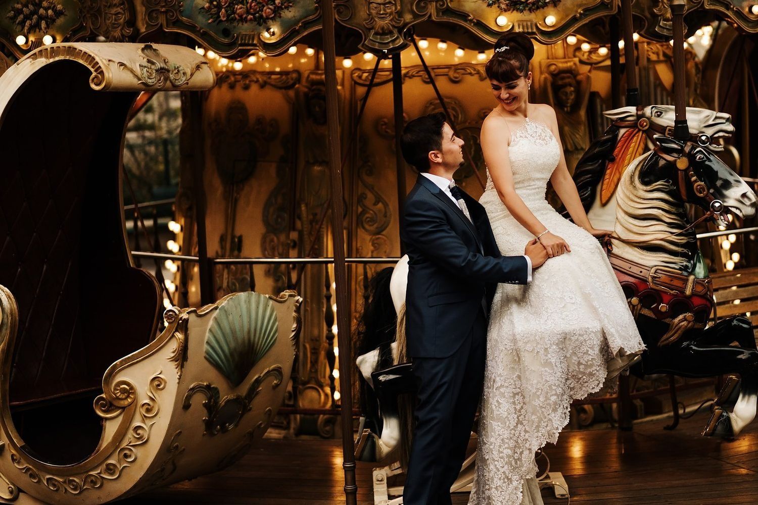 marisa y cristian de la mano por la plaza del carrousel en un momento de conexion pura