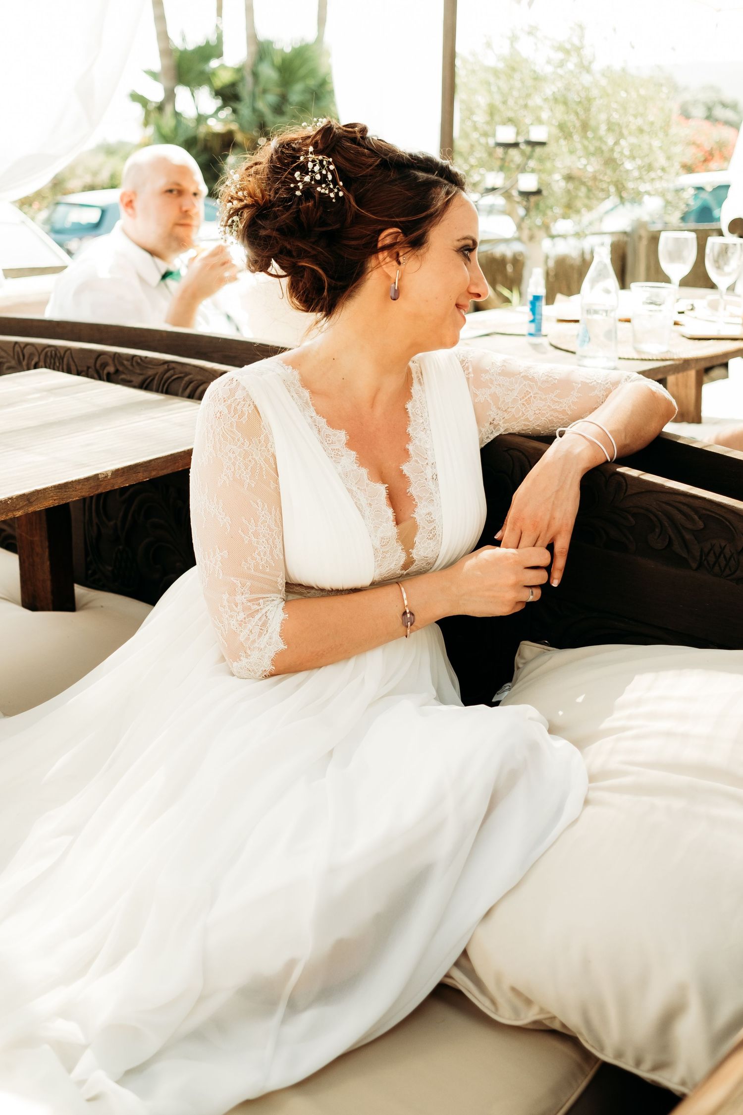 Miriam con vestido de Pronovias en cama balinesa del Hotel 100% Fun