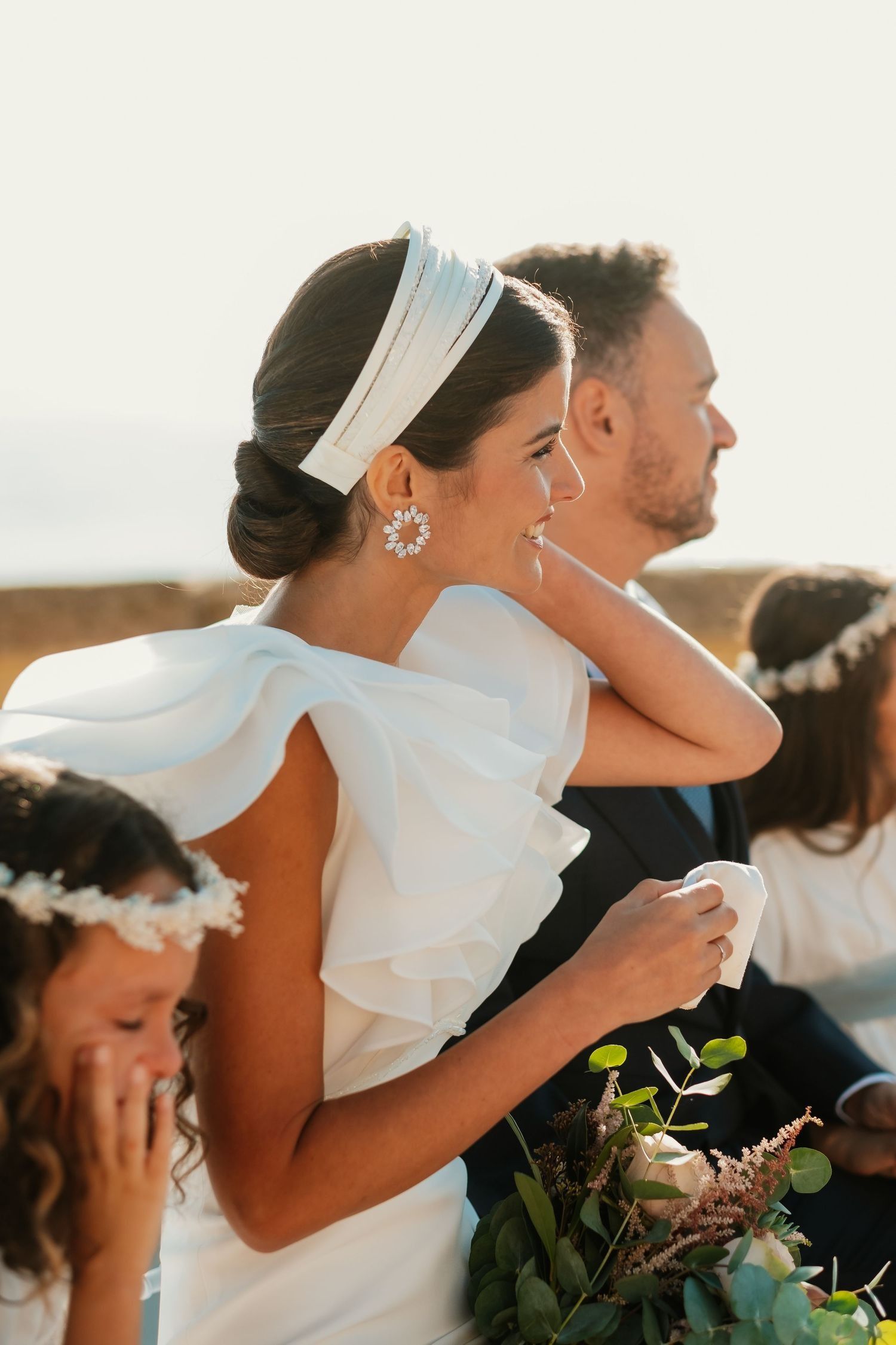 Perspectiva de los novios mirando el altar y el mar