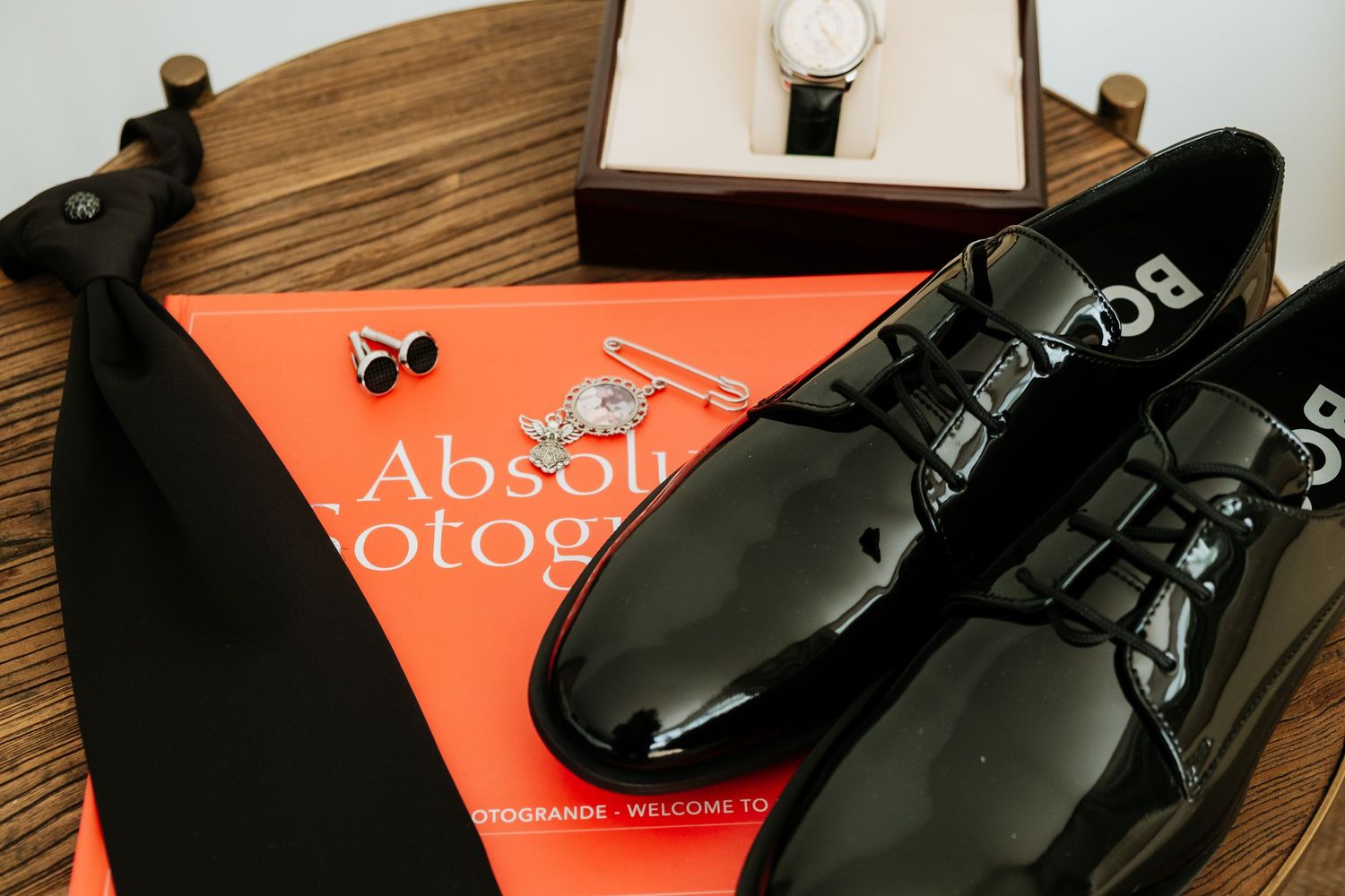 Boda en Sotogrande, zapatos del novio de Hugo Boss, fotografía editorial de boda
