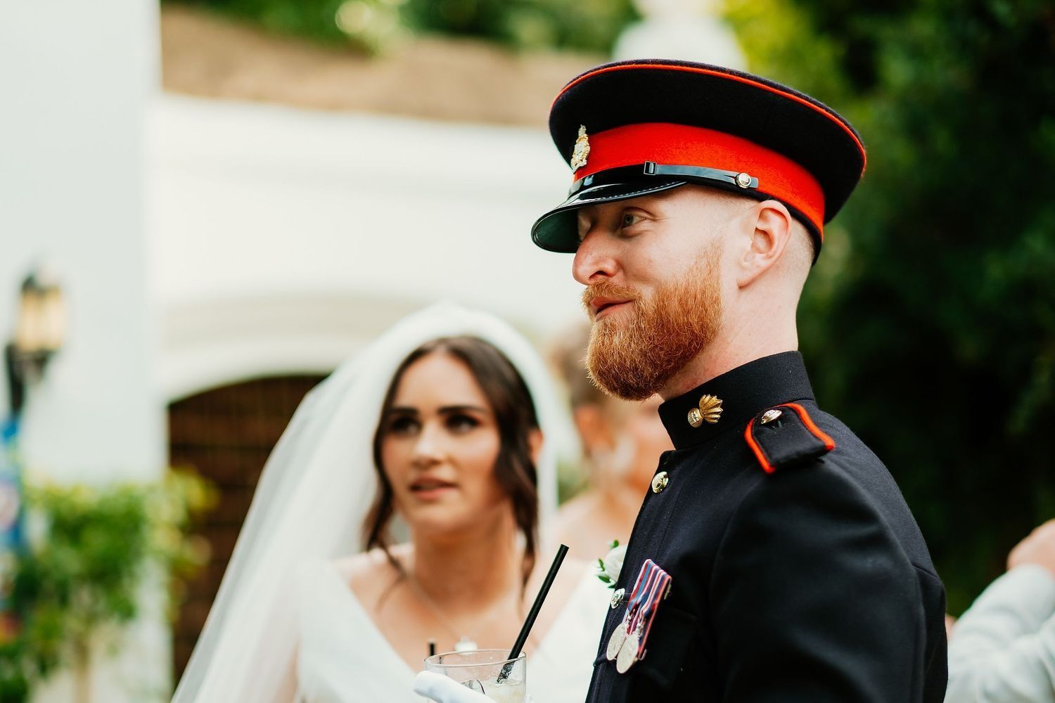 Reacciones espontáneas de los novios escuchando las palabras de sus amigos