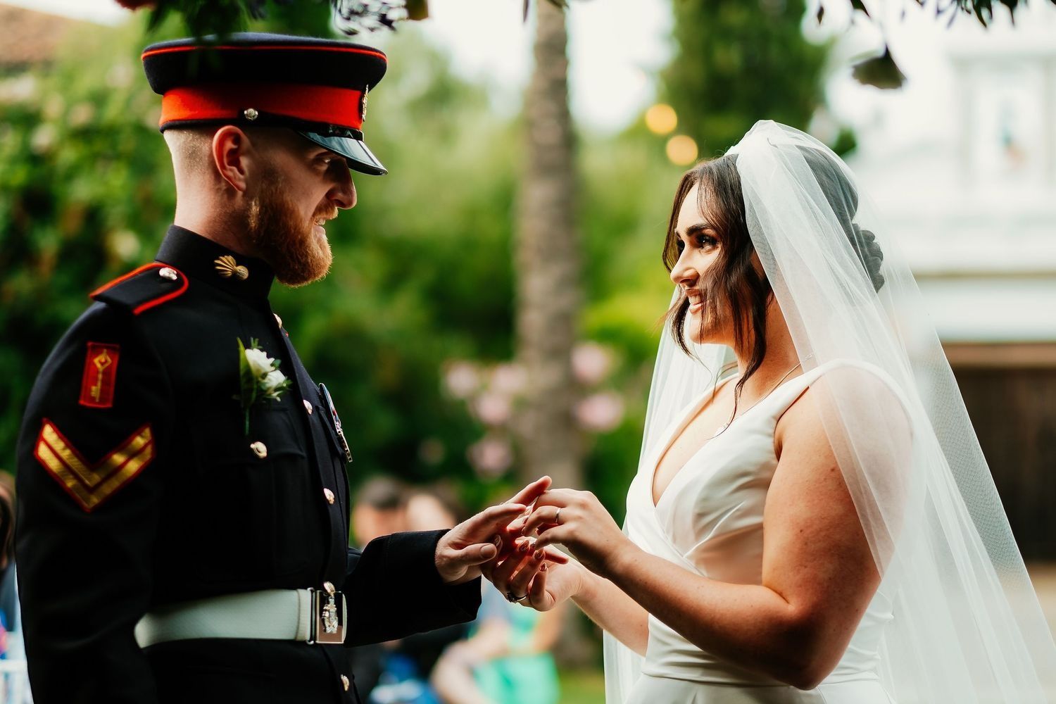 Intercambio de anillos de boda militar en el patio histórico de la Finca monasterio
