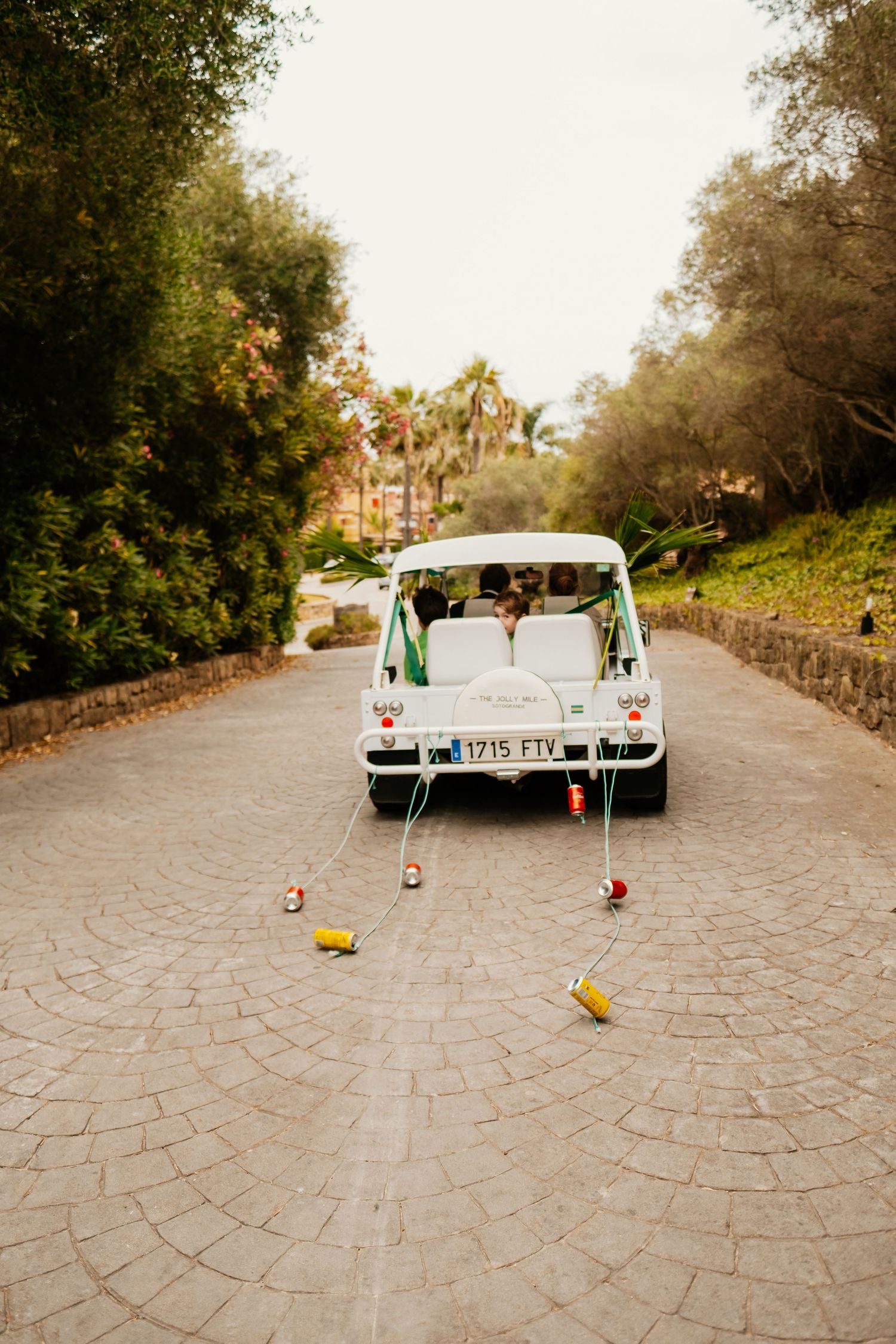 Coche nupcial icónico Mini Moke blanco para bodas exclusivas en Sotogrande