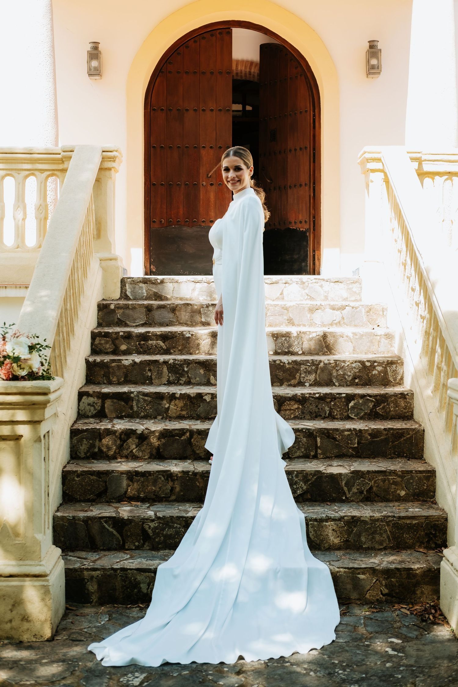 Argentina preparándose para su boda con luz natural en las escaleras de la Casa Convento de Almoraima