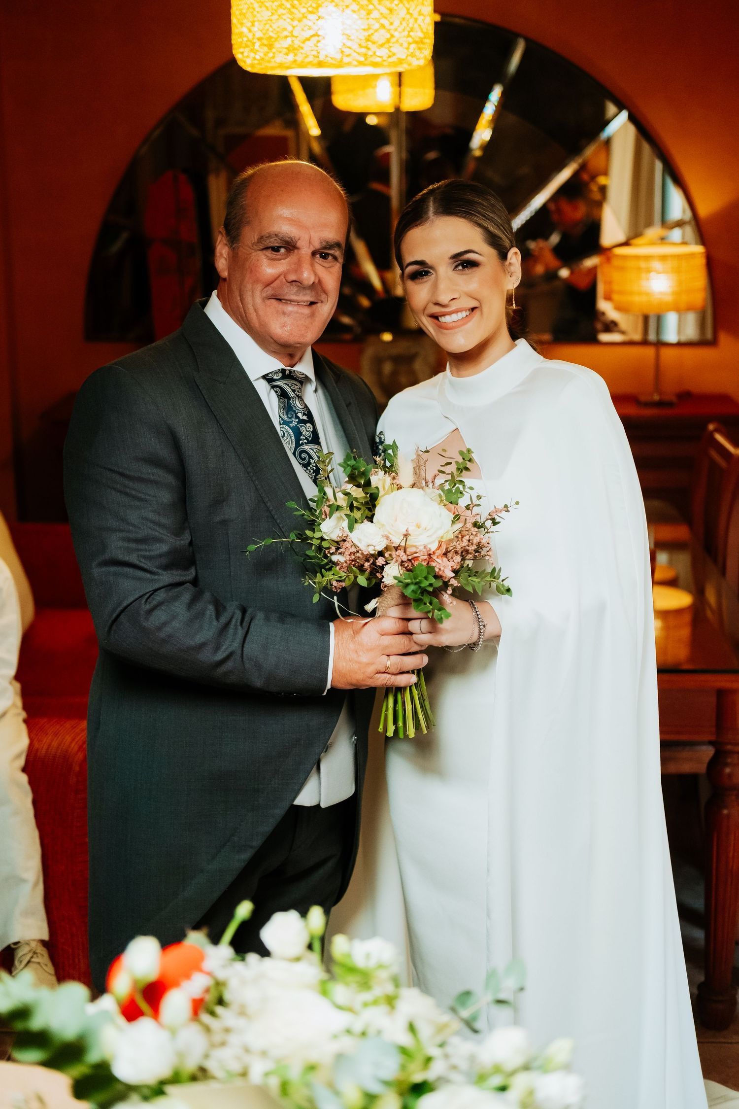 Novia con su padrino casa de sus padres antes de la boda en Castellar de la Frontera