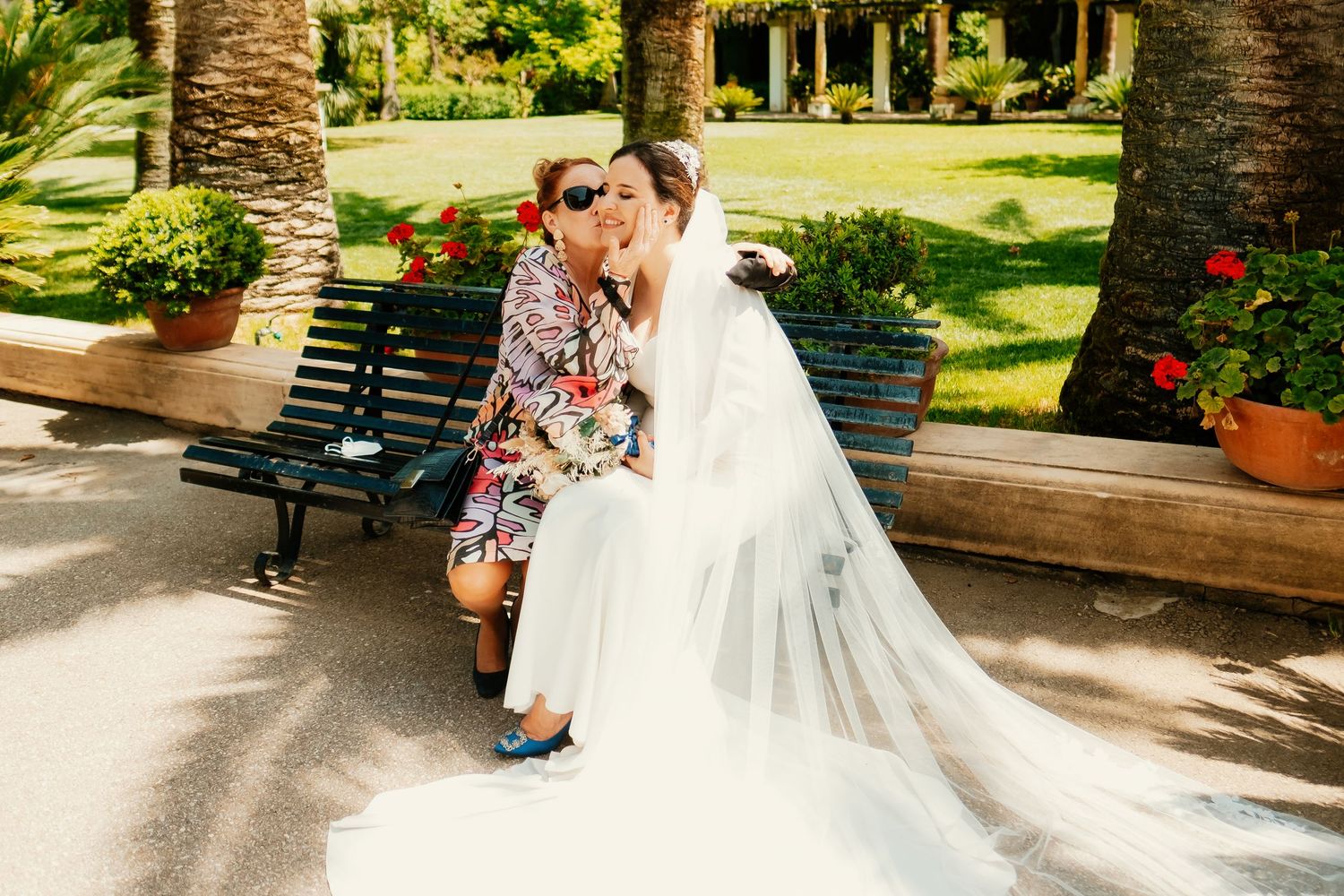 Momento emotivo de la novia Eli con invitada en los exteriores del Carmen de Los Mártires