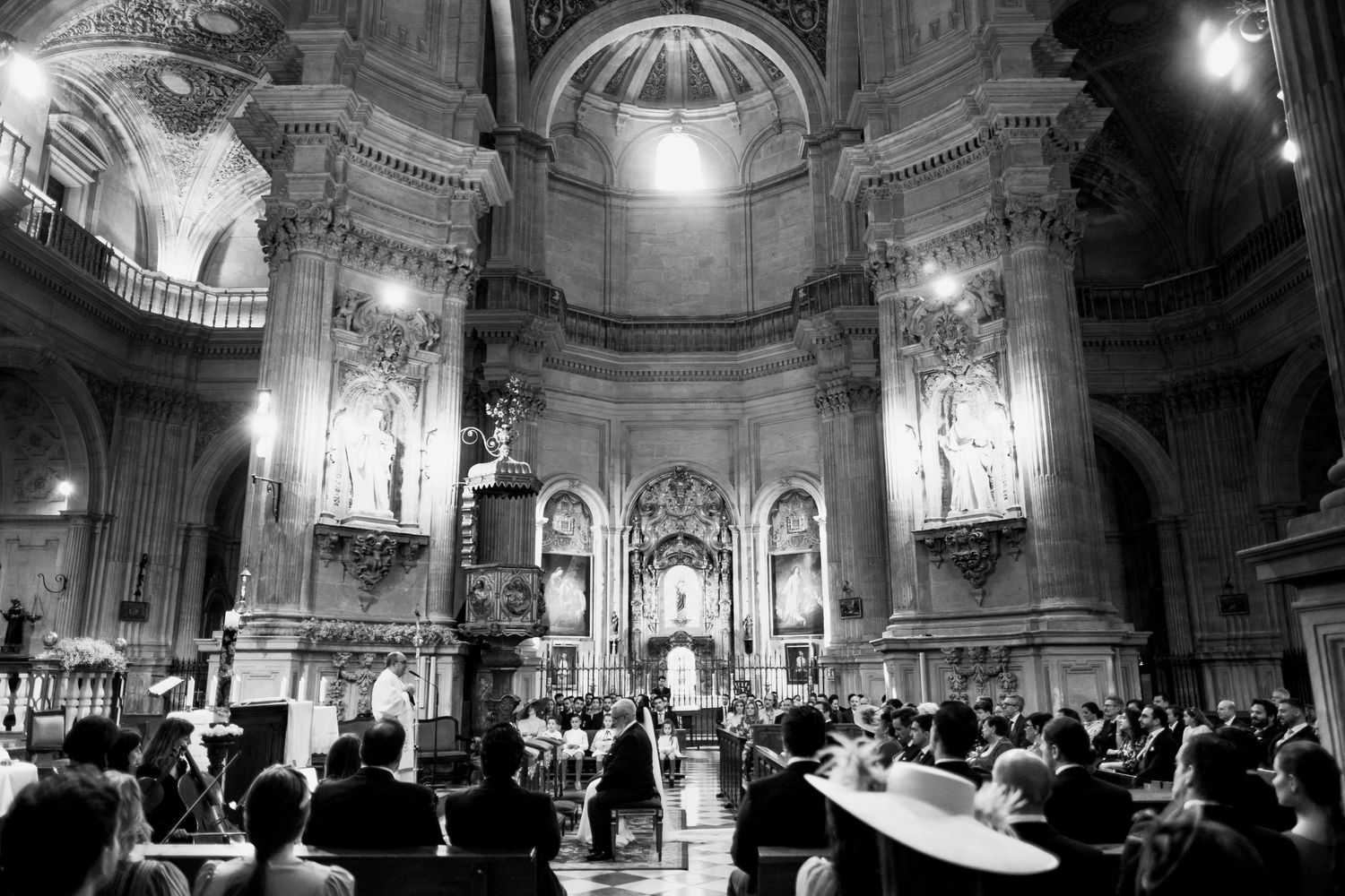 Ceremonia de boda de Quin y Eli frente al retablo de la Catedral de Granada