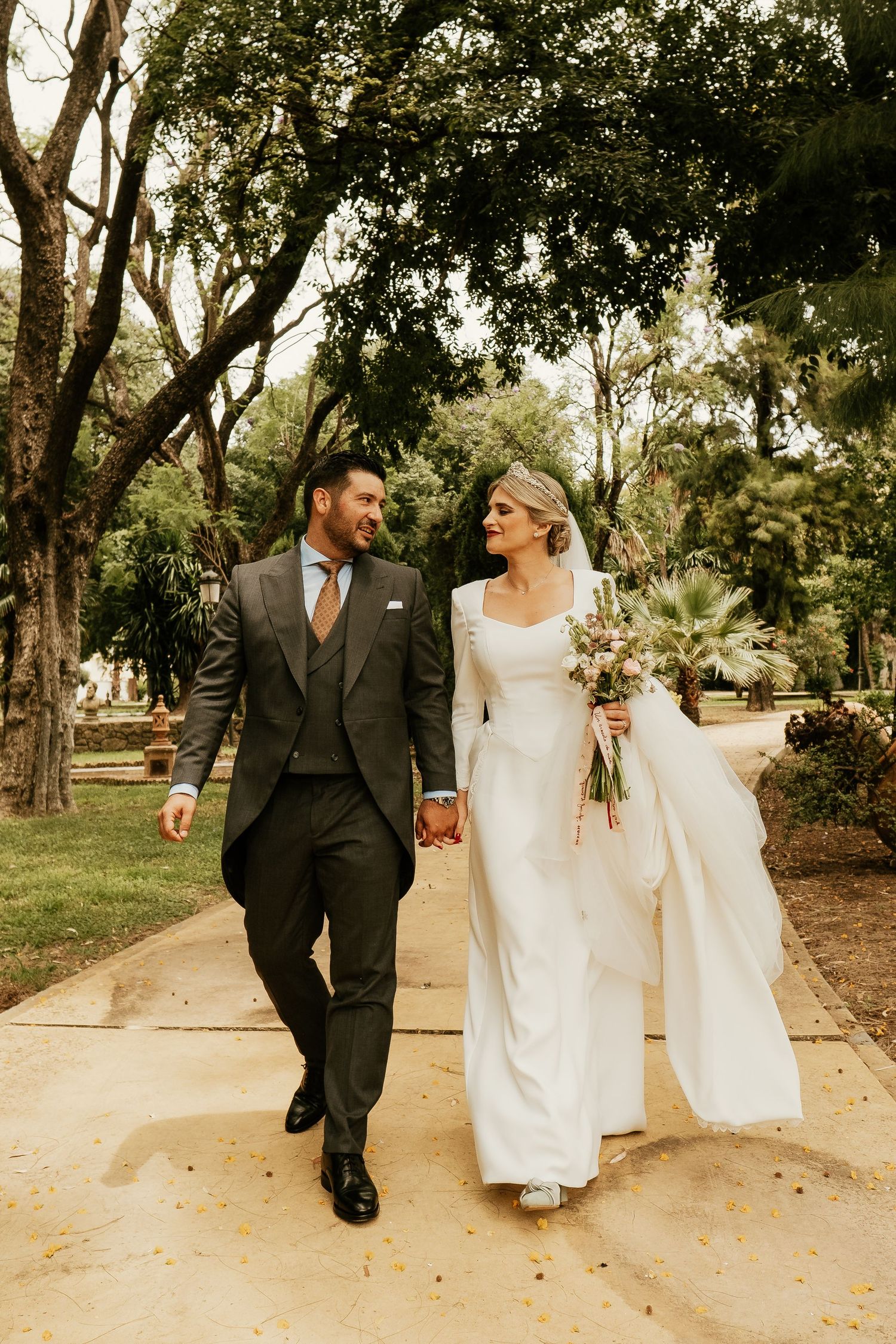 Miradas de complicidad y cercanía real de la pareja en los jardines de Jerez, Inma y Juanfri, Roberto Pecino Fotógrafo